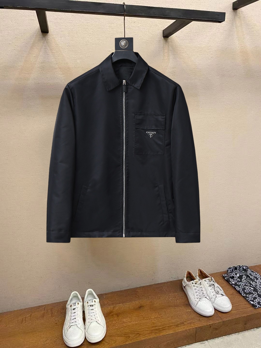 NO:861561,Prada official website same style, complete with three labels, on sale in advance. 2026ss new spring men's jacket, double-sided original single with three labels, high-end version. Custom-made fabrics at the counter. Highly breathable and comfortable, impeccable details, brand element design concept, reflecting high quality. Delicate and soft feel. Casual tailoring, excellent upper body shape. Size M～3XL, maximum wearing capacity is 195 catties., prada, jackets & coats, jackets & coats,19860909普拉达 官网同款,三标齐全,提前发售 2026ss开春新款男士夹克外套,双面穿原单三标齐全高端版本 专柜定制面料 透气舒适度高,细节无可挑剔,品牌元素设计理念,体现高品质.手感细腻柔软 呈现休闲裁剪,上身版型超赞 码数M～3XL,最大穿195斤,,prada,jackets & coats,jackets & coats,,Men's clothing