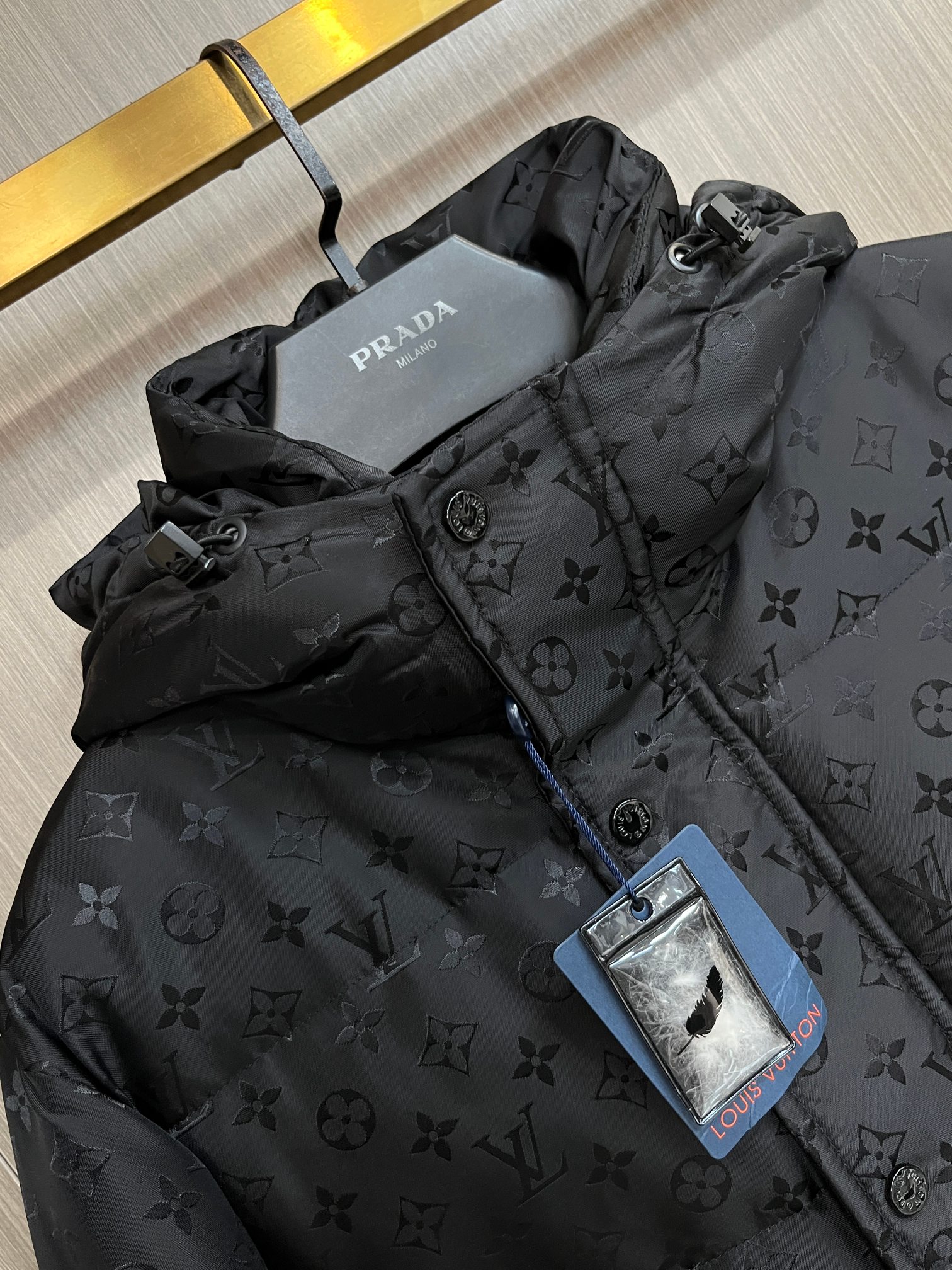 LV2024秋冬新款羽绒服这款号称羽绒服届最贵的全部90绒的带着经典的Logo组合搭配第一眼看到就是满满