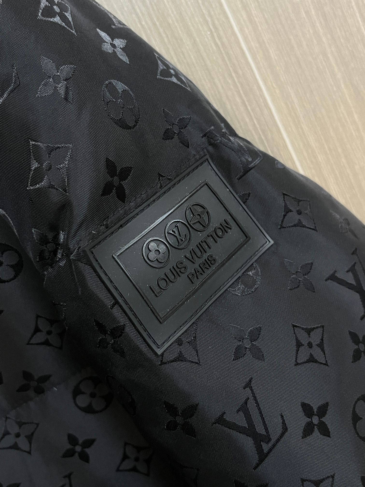 LV2024秋冬新款羽绒服这款号称羽绒服届最贵的全部90绒的带着经典的Logo组合搭配第一眼看到就是满满