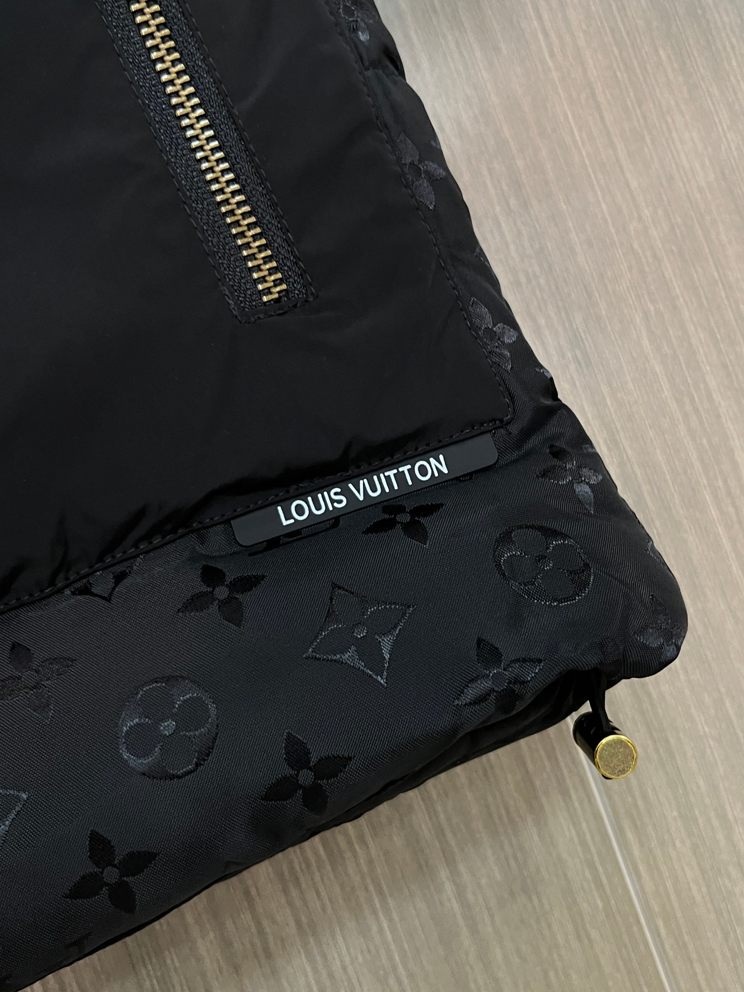 LV2024秋冬新款羽绒服这款号称羽绒服届最贵的全部90绒的带着经典的Logo组合搭配第一眼看到就是满满