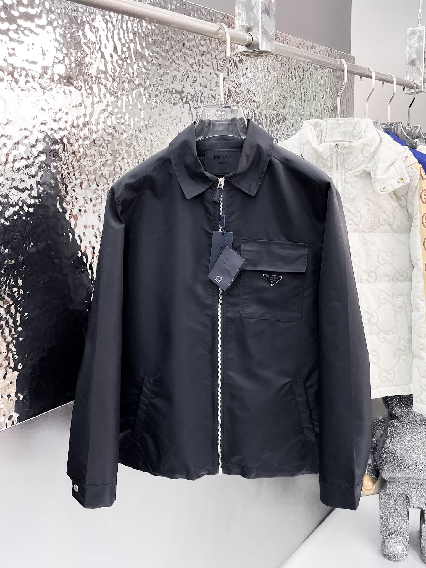 NO:135039,Prada's same model on the official website, released in advance!  SS New Men's Jacket at the Spring Festival, the original single three-standard high-end version!  With hidden hat, customized fabric for counter, high breathability and comfort, impeccable details, brand element design concept, reflecting high quality. The feel is delicate and soft!  It is casually cut, with a great upper body style!  The number of code M~3XL, the maximum wear is 195 catties.,,prada, jackets & coats, jackets & coats,hats,alexander wang19860909普拉达 官网同款,提前发售！ss开春新款男士夹克外套,原单三标齐全高端版本！带隐藏帽,专柜定制面料 透气舒适度高,细节无可挑剔,品牌元素设计理念,体现高品质.手感细腻柔软！呈现休闲裁剪,上身版型超赞！码数M～3XL,最大穿195斤.,,prada,jackets & coats,jackets & coats,hats,alexander wang,Men's clothing