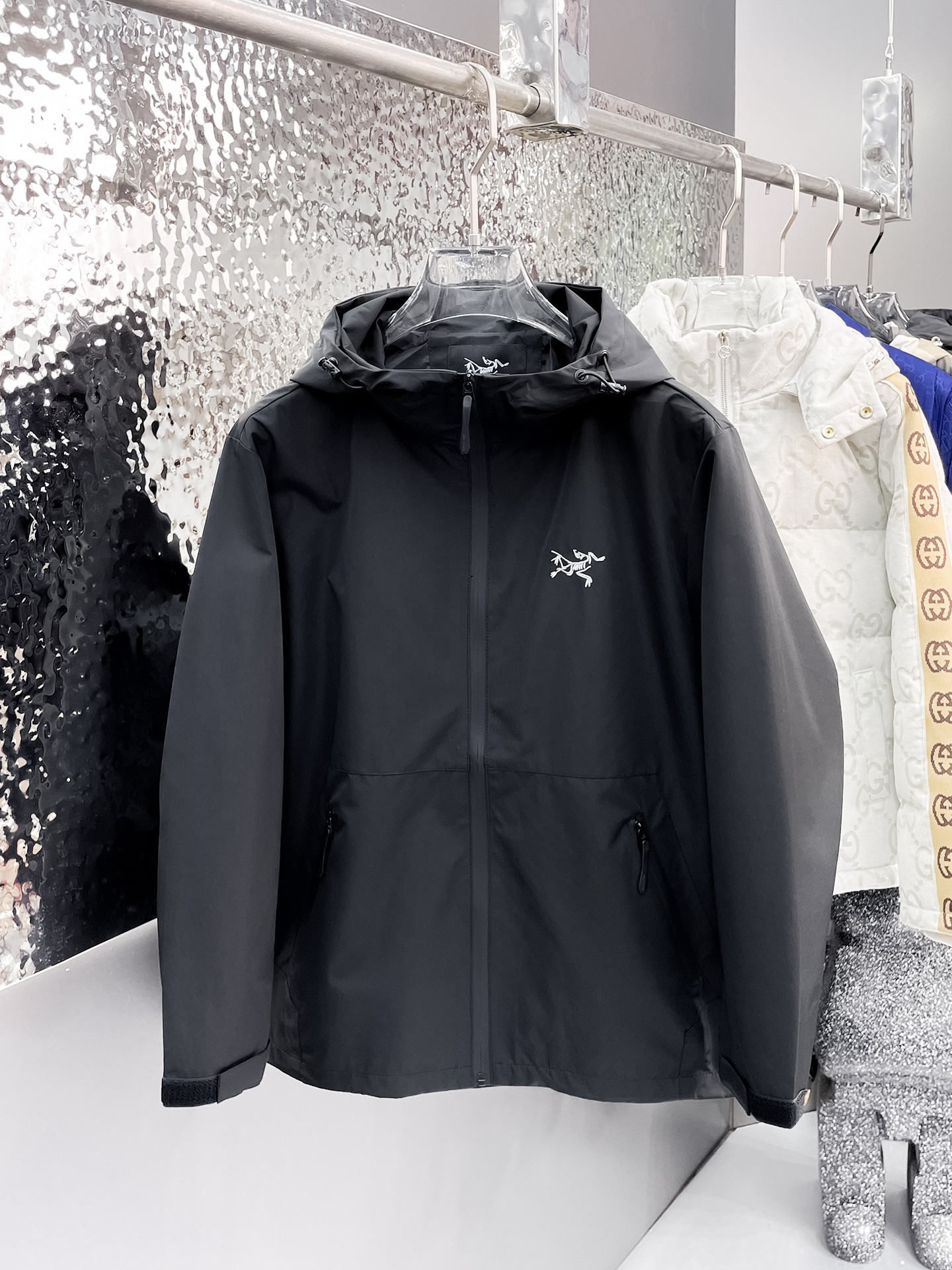 NO:135014,Archaeopteryx is the same as the official website, and is released in advance!  SS New Men's Jacket at the Spring Festival, the original single three-standard high-end version!  With hidden hat, customized fabric for counter, high breathability and comfort, impeccable details, brand element design concept, reflecting high quality. The feel is delicate and soft!  It is casually cut, with a great upper body style!  Number of code M~3XL, maximum wear 195 catties.,arc'teryx,jackets & coats,jackets & coats,hats,alexander wang19860909始祖鸟 官网同款,提前发售！ss开春新款男士夹克外套,原单三标齐全高端版本！带隐藏帽,专柜定制面料 透气舒适度高,细节无可挑剔,品牌元素设计理念,体现高品质.手感细腻柔软！呈现休闲裁剪,上身版型超赞！码数M～3XL,最大穿195斤.,arc'teryx,jackets & coats,jackets & coats,hats,alexander wang,Men's clothing