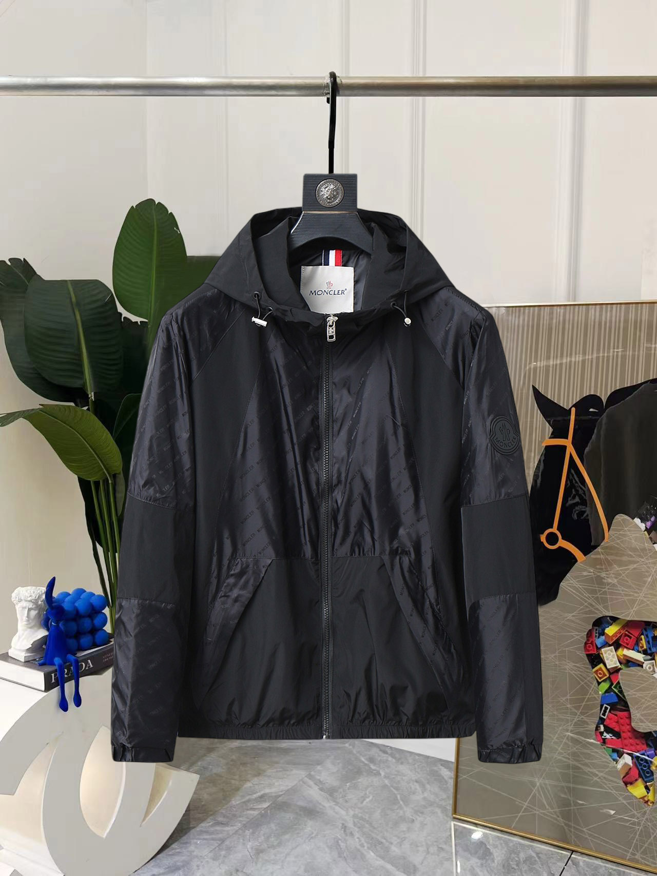 NO:734073,Same style as Mengkou official website, on sale in advance!  2026ss new spring men's jackets, original high-end version with three standards!  With hidden hood, custom-made fabrics at the counter, highly breathable and comfortable, impeccable details, brand element design concept, reflecting high quality. It feels delicate and soft!  It presents a casual cut and the upper body shape is awesome!  Size M～3XL, maximum wearing capacity is 195 catties.,,Moncler,jackets & coats,jackets & coats,hats,19860909蒙口 官网同款,提前发售！2026ss开春新款男士夹克外套,原单三标齐全高端版本！带隐藏帽,专柜定制面料 透气舒适度高,细节无可挑剔,品牌元素设计理念,体现高品质.手感细腻柔软！呈现休闲裁剪,上身版型超赞！码数M～3XL,最大穿195斤.,,Moncler,jackets & coats,jackets & coats,hats,,Men's clothing