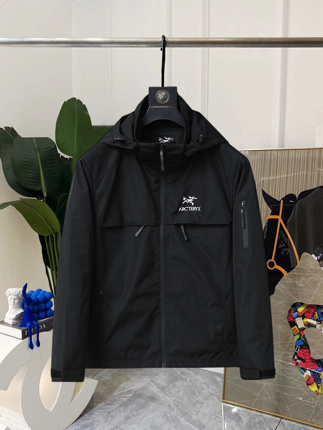 NO:734088,Same style as Arc’teryx official website, on sale in advance!  2026ss new spring men's jackets, original high-end version with three standards!  With hidden hood, custom-made fabrics at the counter, highly breathable and comfortable, impeccable details, brand element design concept, reflecting high quality. It feels delicate and soft!  It presents a casual cut and the upper body shape is awesome!  Size M～3XL, maximum wearing capacity is 195 catties.,arc'teryx,jackets & coats,jackets & coats,hats,19860909始祖鸟 官网同款,提前发售！2026ss开春新款男士夹克外套,原单三标齐全高端版本！带隐藏帽,专柜定制面料 透气舒适度高,细节无可挑剔,品牌元素设计理念,体现高品质.手感细腻柔软！呈现休闲裁剪,上身版型超赞！码数M～3XL,最大穿195斤.,arc'teryx,jackets & coats,jackets & coats,hats,,Men's clothing