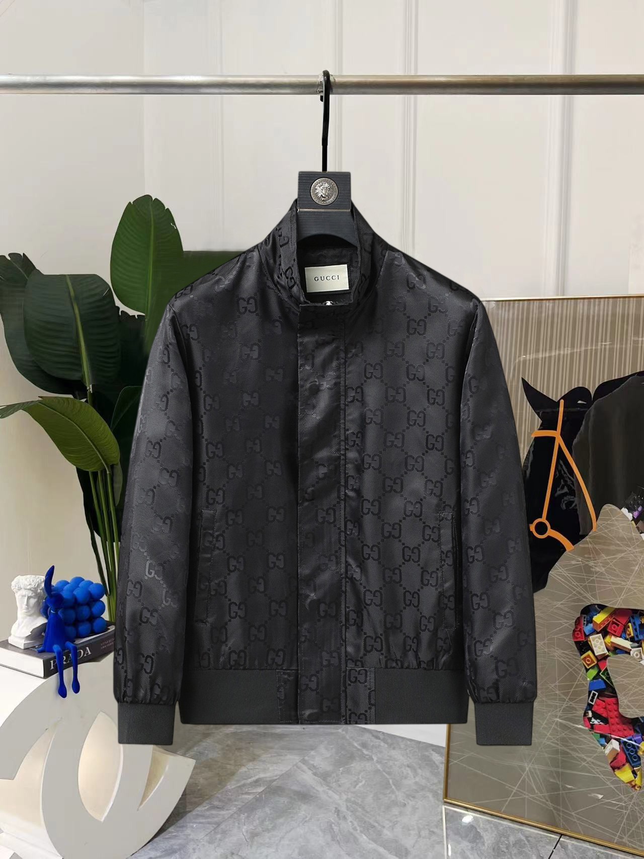 NO:734083,Same style as Gucci official website, on sale in advance!  2026ss new spring men's jackets, original high-end version with three standards!  With hidden hood, custom-made fabrics at the counter, highly breathable and comfortable, impeccable details, brand element design concept, reflecting high quality. It feels delicate and soft!  It presents a casual cut and the upper body shape is awesome!  Size M～3XL, maximum wearing capacity is 195 catties.,,jackets & coats,jackets & coats,hats,19860909古奇 官网同款,提前发售！2026ss开春新款男士夹克外套,原单三标齐全高端版本！带隐藏帽,专柜定制面料 透气舒适度高,细节无可挑剔,品牌元素设计理念,体现高品质.手感细腻柔软！呈现休闲裁剪,上身版型超赞！码数M～3XL,最大穿195斤.,,jackets & coats,jackets & coats,hats,,Men's clothing