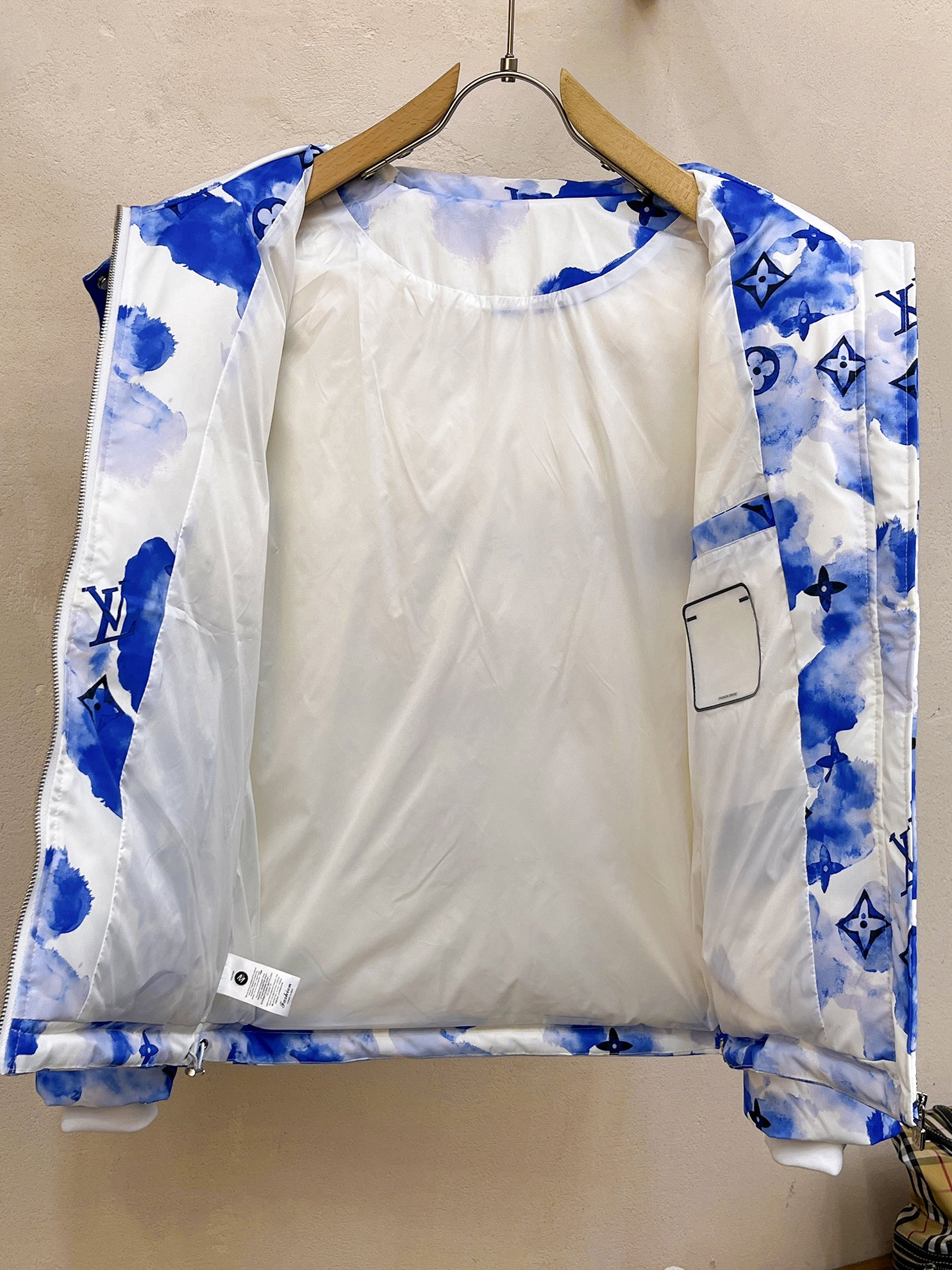 LV2024ss冬季新品时尚顶级羽绒服填充进口羽绒朵100%市面最高品质进口面料里布最高标准绝不跑绒辅料