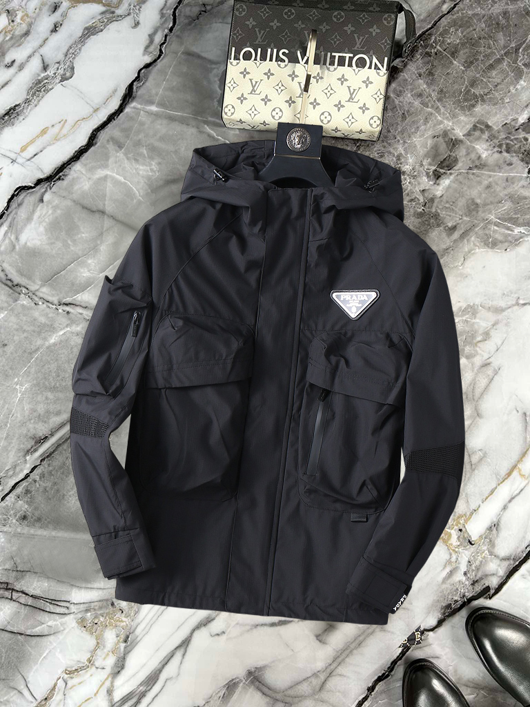 NO:950234,Same style as Prada official website, on sale in advance!  2026ss new autumn men's double-sided jacket, original single and three-standard high-end version!  Custom-made fabrics at the counter are highly breathable and comfortable, with impeccable details and brand element design concepts, reflecting high quality. It feels delicate and soft!  It presents a casual cut and the upper body shape is awesome!  Size M～3XL, maximum wearing capacity is 195kg.,,prada,jackets & coats,jackets & coats,19860909普拉达 官网同款,提前发售！2026ss开秋新款男士双面夹克外套,原单三标齐全高端版本！专柜定制面料 透气舒适度高,细节无可挑剔,品牌元素设计理念,体现高品质.手感细腻柔软！呈现休闲裁剪,上身版型超赞！码数M～3XL,最大穿195斤.,,prada,jackets & coats,jackets & coats,,Men's clothing