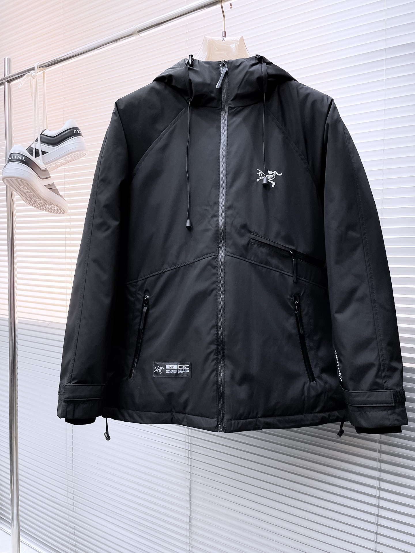 NO:727782,Support replacement after the year!  Arc'teryx's new 2025 autumn and winter down jacket. This is known as the most expensive down jacket in the world, all 90 down. With a classic logo combination, it is full of visual impact at first sight. It has better thermal insulation performance, is light and not heavy, and has good loft recovery after compression, and it can gather heat and lock in temperature!  Personalized color matching design, fresh and energetic!  There are too many versions circulating in the market. In addition to the different fabrics and workmanship, the biggest difference is that the filling is not goose down at all but feather silk or velvet, etc., and it is not easy to distinguish for those who don’t understand. In addition, the fabrics and workmanship are definitely not of the same level. In short, look for us and you will never go astray. All the exclusive full colors are purchased from genuine development. If you understand the quality of our down jackets, you can safely recommend it with your eyes closed. The three standards are complete!  Uniform series for men and women!  Size M-3XL. Maximum wear capacity is 195 pounds., arc'teryx, down jacket,19860909支持年后退换！ 始祖鸟 2025秋冬新款羽绒服.这款号称羽绒服届最贵的,全部90绒的.带着经典的Logo组合搭配,第一眼看到就是满满的视觉冲击,保暖性能更出色,轻便不厚重,且压缩后的蓬松度恢复性好,聚热锁温！个性的拼色设计,清新有活力！市面流通的版本实在太多了,除了面料做工不同外,最大的区别就是填充物根本不是鹅绒而是羽丝或手感绒等等,而不懂的根本不容易区分.另外面料和做工也绝对不是一个级别,总之认准我们,让你绝对不跑偏,独家全色全部购入正版开发,懂我们家羽绒服质量的,完全可以放心闭眼推.三标齐全！男女同款系列！码数M-3XL.最大穿到195斤.,arc'teryx,down jacket,,Men's clothing