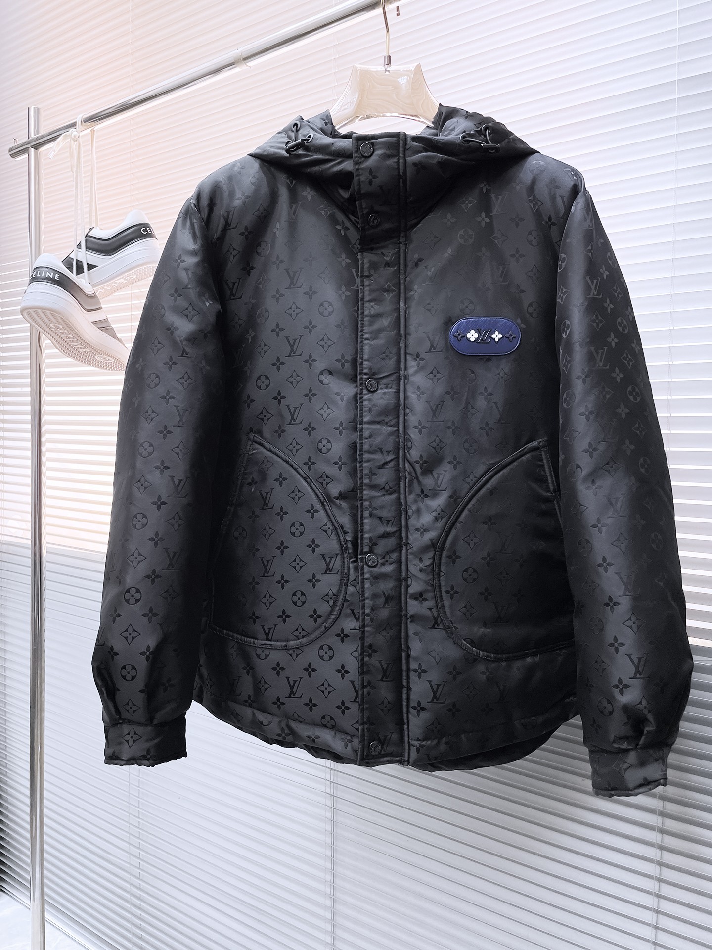 NO:727793,Support replacement after the year!  LV 2025 autumn and winter new down jacket. This is known as the most expensive down jacket in the world, all 90 down. With a classic logo combination, it is full of visual impact at first sight. It has better thermal insulation performance, is light and not heavy, and has good loft recovery after compression, and it can gather heat and lock in temperature!  Personalized color matching design, fresh and energetic!  There are too many versions circulating in the market. In addition to the different fabrics and workmanship, the biggest difference is that the filling is not goose down at all but feather silk or velvet, etc., and it is not easy to distinguish for those who don’t understand. In addition, the fabrics and workmanship are definitely not of the same level. In short, look for us and you will never go astray. All the exclusive full colors are purchased from genuine development. If you understand the quality of our down jackets, you can safely recommend it with your eyes closed. The three standards are complete!  Uniform series for men and women!  Size M-3XL. Maximum wear is 195 pounds.,,louis vuitton,down jacket,19860909支持年后退换！ LV 2025秋冬新款羽绒服.这款号称羽绒服届最贵的,全部90绒的.带着经典的Logo组合搭配,第一眼看到就是满满的视觉冲击,保暖性能更出色,轻便不厚重,且压缩后的蓬松度恢复性好,聚热锁温！个性的拼色设计,清新有活力！市面流通的版本实在太多了,除了面料做工不同外,最大的区别就是填充物根本不是鹅绒而是羽丝或手感绒等等,而不懂的根本不容易区分.另外面料和做工也绝对不是一个级别,总之认准我们,让你绝对不跑偏,独家全色全部购入正版开发,懂我们家羽绒服质量的,完全可以放心闭眼推.三标齐全！男女同款系列！码数M-3XL.最大穿到195斤.,,louis vuitton,down jacket,,Men's clothing