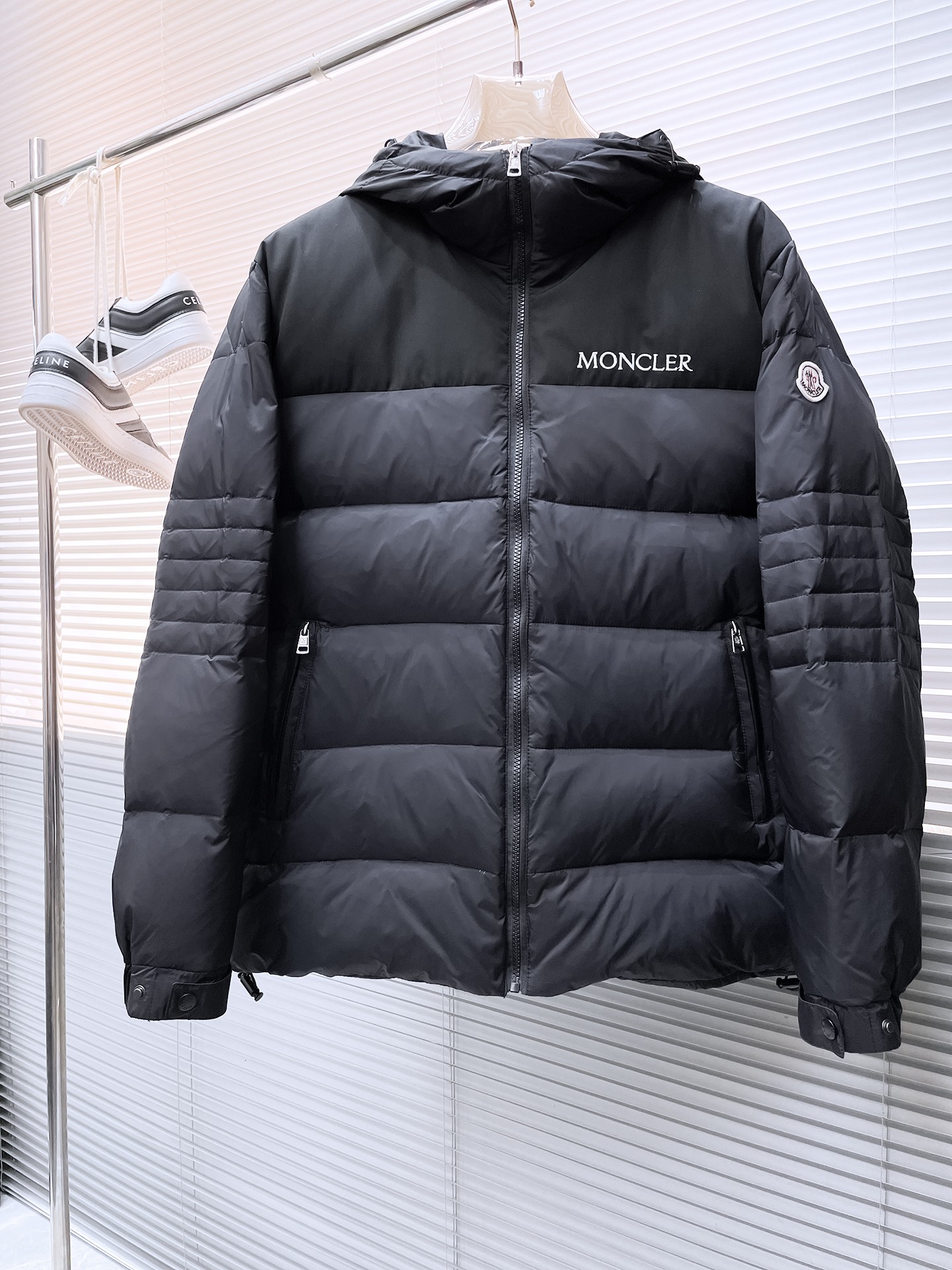 NO:727829,Support replacement after the year!  Mengkou's new 2025 autumn and winter down jacket. This is known as the most expensive down jacket in the world, all 90 down. With a classic logo combination, it is full of visual impact at first sight. It has better thermal insulation performance, is light and not heavy, and has good loft recovery after compression, and it can gather heat and lock in temperature!  Personalized color matching design, fresh and energetic!  There are too many versions circulating in the market. In addition to the different fabrics and workmanship, the biggest difference is that the filling is not goose down at all but feather silk or velvet, etc., and it is not easy to distinguish for those who don’t understand. In addition, the fabrics and workmanship are definitely not of the same level. In short, look for us and you will never go astray. All the exclusive full colors are purchased from genuine development. If you understand the quality of our down jackets, you can safely recommend it with your eyes closed. The three standards are complete!  Uniform series for men and women!  Size M-3XL. Maximum wear capacity is 195 pounds.,,Moncler,down jacket,19860909支持年后退换！ 蒙口 2025秋冬新款羽绒服.这款号称羽绒服届最贵的,全部90绒的.带着经典的Logo组合搭配,第一眼看到就是满满的视觉冲击,保暖性能更出色,轻便不厚重,且压缩后的蓬松度恢复性好,聚热锁温！个性的拼色设计,清新有活力！市面流通的版本实在太多了,除了面料做工不同外,最大的区别就是填充物根本不是鹅绒而是羽丝或手感绒等等,而不懂的根本不容易区分.另外面料和做工也绝对不是一个级别,总之认准我们,让你绝对不跑偏,独家全色全部购入正版开发,懂我们家羽绒服质量的,完全可以放心闭眼推.三标齐全！男女同款系列！码数M-3XL.最大穿到195斤.,,Moncler,down jacket,,Men's clothing