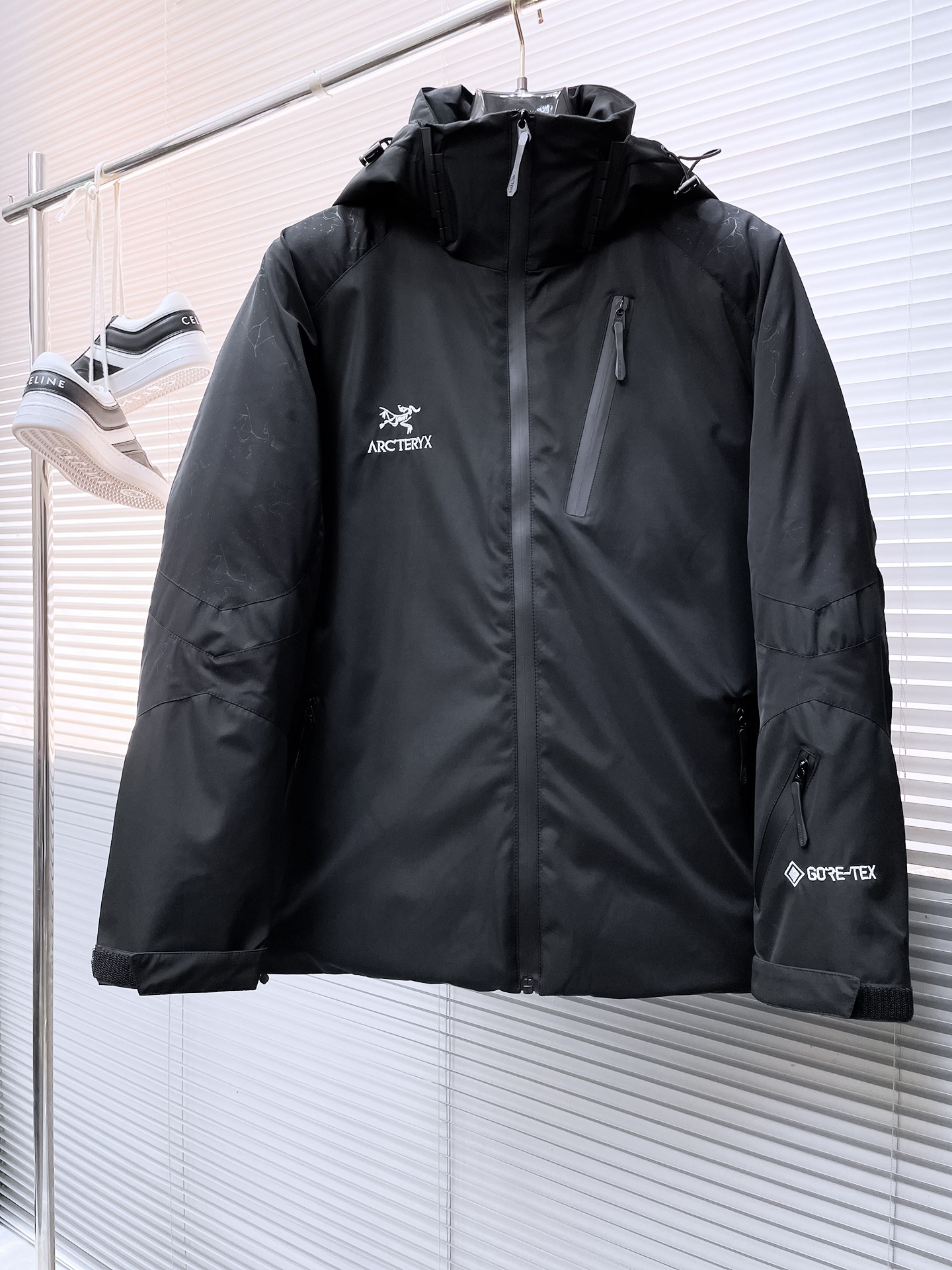 NO:727838,Support replacement after the year!  Arc'teryx's new 2025 autumn and winter down jacket. This is known as the most expensive down jacket in the world, all 90 down. With a classic logo combination, it is full of visual impact at first sight. It has better thermal insulation performance, is light and not heavy, and has good loft recovery after compression, and it can gather heat and lock in temperature!  Personalized color matching design, fresh and energetic!  There are too many versions circulating in the market. In addition to the different fabrics and workmanship, the biggest difference is that the filling is not goose down at all but feather silk or velvet, etc., and it is not easy to distinguish for those who don’t understand. In addition, the fabrics and workmanship are definitely not of the same level. In short, look for us and you will never go astray. All the exclusive full colors are purchased from genuine development. If you understand the quality of our down jackets, you can safely recommend it with your eyes closed. The three standards are complete!  Uniform series for men and women!  Size M-3XL. Maximum wear capacity is 195 pounds., arc'teryx, down jacket,19860909支持年后退换！ 始祖鸟 2025秋冬新款羽绒服.这款号称羽绒服届最贵的,全部90绒的.带着经典的Logo组合搭配,第一眼看到就是满满的视觉冲击,保暖性能更出色,轻便不厚重,且压缩后的蓬松度恢复性好,聚热锁温！个性的拼色设计,清新有活力！市面流通的版本实在太多了,除了面料做工不同外,最大的区别就是填充物根本不是鹅绒而是羽丝或手感绒等等,而不懂的根本不容易区分.另外面料和做工也绝对不是一个级别,总之认准我们,让你绝对不跑偏,独家全色全部购入正版开发,懂我们家羽绒服质量的,完全可以放心闭眼推.三标齐全！男女同款系列！码数M-3XL.最大穿到195斤.,arc'teryx,down jacket,,Men's clothing