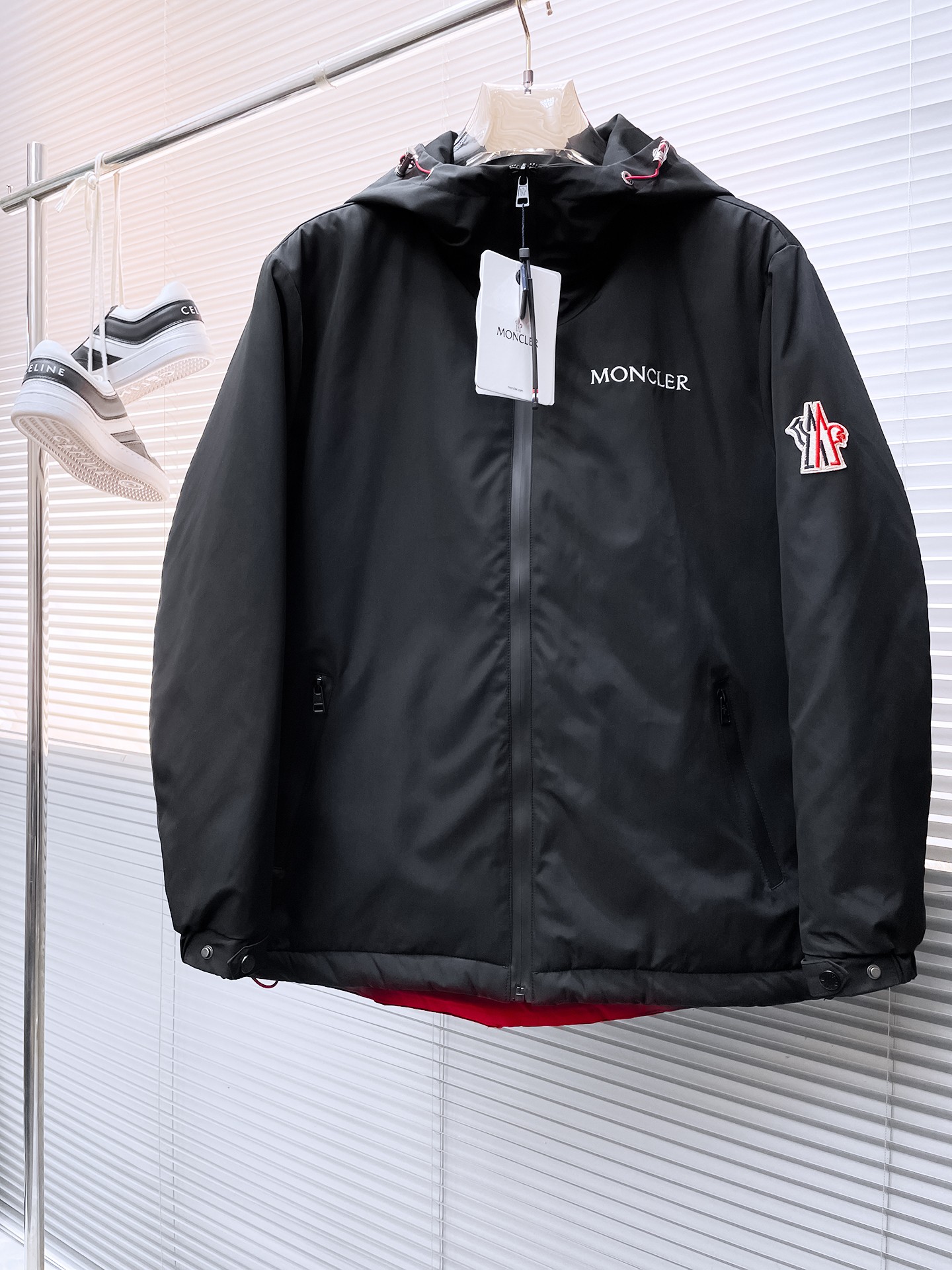 NO:727842,Support replacement after the year!  Mengkou, complete with three standards, 2025ss new winter down jacket, the new product in the show is in perfect condition, comfortable and warm, the color is full and attractive, the very outstanding design can easily enhance the fashion sense, the workmanship is extremely sophisticated and rigorous, and the wiring is neat and meticulous!  A masterpiece from a famous designer!  The upper body does not look bloated and is super handsome!  Available sizes M ~ XXXL,,Moncler,jackets & coats,down jacket,19860909支持年后退换！ 蒙口 三标齐全 2025ss冬季新款羽绒棉服外套,秀场新品品相非常完美,舒适保暖,色泽饱满诱人,非常出彩的设计,轻松将时髦感进阶,做工极为考究严谨,走线工整细致！大牌设计师巨作！上身不显臃肿、超级帅气！现货码数M ～ XXXL,,Moncler,jackets & coats,down jacket,,Men's clothing