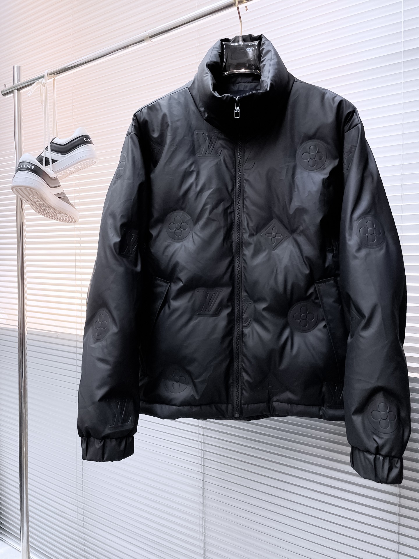 NO:727855,Support replacement after the year!  LV 2025 autumn and winter new down jacket. This is known as the most expensive down jacket in the world, all 90 down. With a classic logo combination, it is full of visual impact at first sight. It has better thermal insulation performance, is light and not heavy, and has good loft recovery after compression, and it can gather heat and lock in temperature!  Personalized color matching design, fresh and energetic!  There are too many versions circulating in the market. In addition to the different fabrics and workmanship, the biggest difference is that the filling is not goose down at all but feather silk or velvet, etc., and it is not easy to distinguish for those who don’t understand. In addition, the fabrics and workmanship are definitely not of the same level. In short, look for us and you will never go astray. All the exclusive full colors are purchased from genuine development. If you understand the quality of our down jackets, you can safely recommend it with your eyes closed. The three standards are complete!  Uniform series for men and women!  Size M-3XL. Maximum wear is 195 pounds.,,louis vuitton,down jacket,19860909支持年后退换！ LV 2025秋冬新款羽绒服.这款号称羽绒服届最贵的,全部90绒的.带着经典的Logo组合搭配,第一眼看到就是满满的视觉冲击,保暖性能更出色,轻便不厚重,且压缩后的蓬松度恢复性好,聚热锁温！个性的拼色设计,清新有活力！市面流通的版本实在太多了,除了面料做工不同外,最大的区别就是填充物根本不是鹅绒而是羽丝或手感绒等等,而不懂的根本不容易区分.另外面料和做工也绝对不是一个级别,总之认准我们,让你绝对不跑偏,独家全色全部购入正版开发,懂我们家羽绒服质量的,完全可以放心闭眼推.三标齐全！男女同款系列！码数M-3XL.最大穿到195斤.,,louis vuitton,down jacket,,Men's clothing