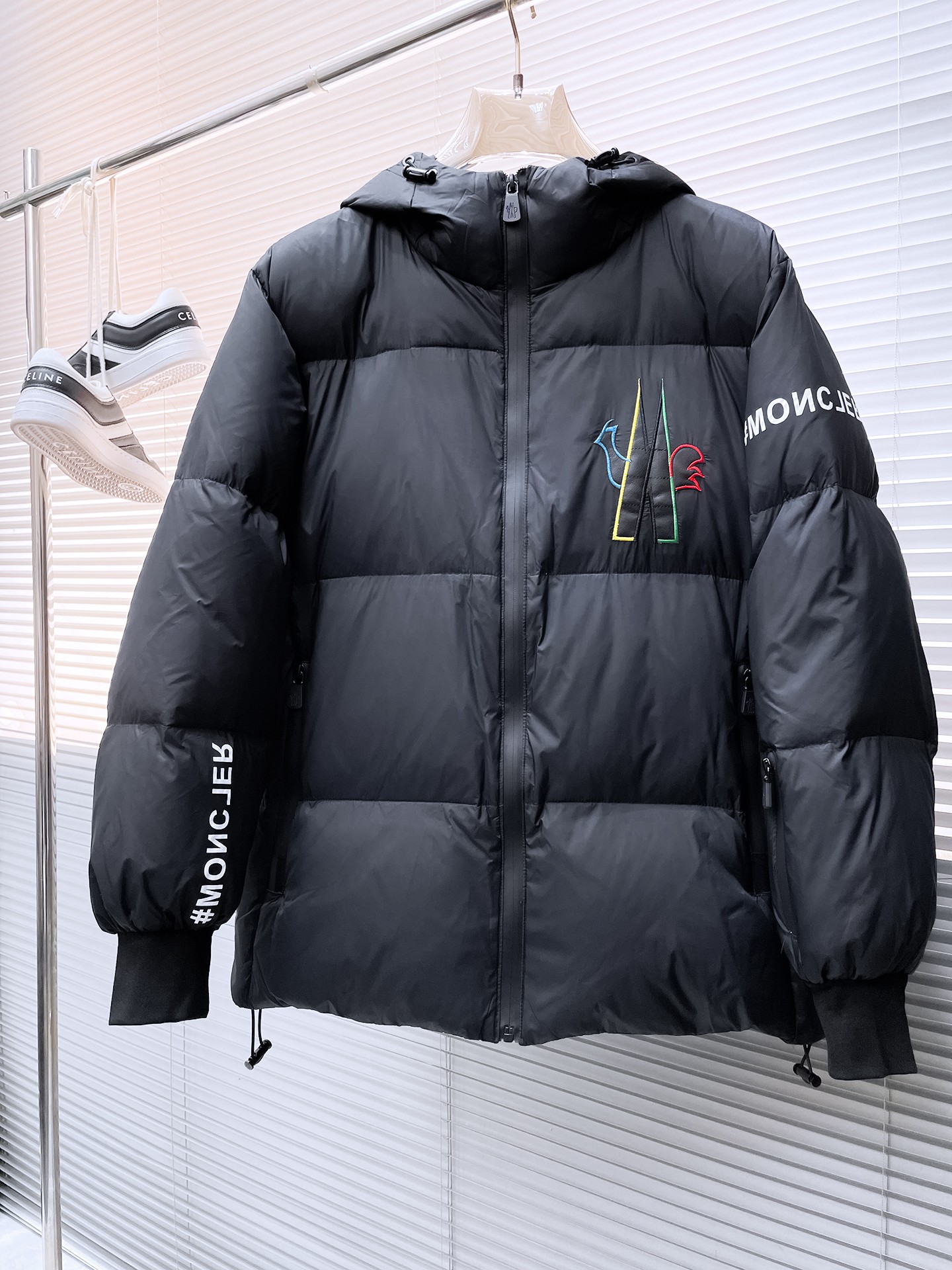 NO:727853,Support replacement after the year!  Mengkou's new 2025 autumn and winter down jacket. This is known as the most expensive down jacket in the world, all 90 down. With a classic logo combination, it is full of visual impact at first sight. It has better thermal insulation performance, is light and not heavy, and has good loft recovery after compression, and it can gather heat and lock in temperature!  Personalized color matching design, fresh and energetic!  There are too many versions circulating in the market. In addition to the different fabrics and workmanship, the biggest difference is that the filling is not goose down at all but feather silk or velvet, etc., and it is not easy to distinguish for those who don’t understand. In addition, the fabrics and workmanship are definitely not of the same level. In short, look for us and you will never go astray. All the exclusive full colors are purchased from genuine development. If you understand the quality of our down jackets, you can safely recommend it with your eyes closed. The three standards are complete!  Uniform series for men and women!  Size M-3XL. Maximum wear capacity is 195 pounds.,,Moncler,down jacket,19860909支持年后退换！ 蒙口 2025秋冬新款羽绒服.这款号称羽绒服届最贵的,全部90绒的.带着经典的Logo组合搭配,第一眼看到就是满满的视觉冲击,保暖性能更出色,轻便不厚重,且压缩后的蓬松度恢复性好,聚热锁温！个性的拼色设计,清新有活力！市面流通的版本实在太多了,除了面料做工不同外,最大的区别就是填充物根本不是鹅绒而是羽丝或手感绒等等,而不懂的根本不容易区分.另外面料和做工也绝对不是一个级别,总之认准我们,让你绝对不跑偏,独家全色全部购入正版开发,懂我们家羽绒服质量的,完全可以放心闭眼推.三标齐全！男女同款系列！码数M-3XL.最大穿到195斤.,,Moncler,down jacket,,Men's clothing