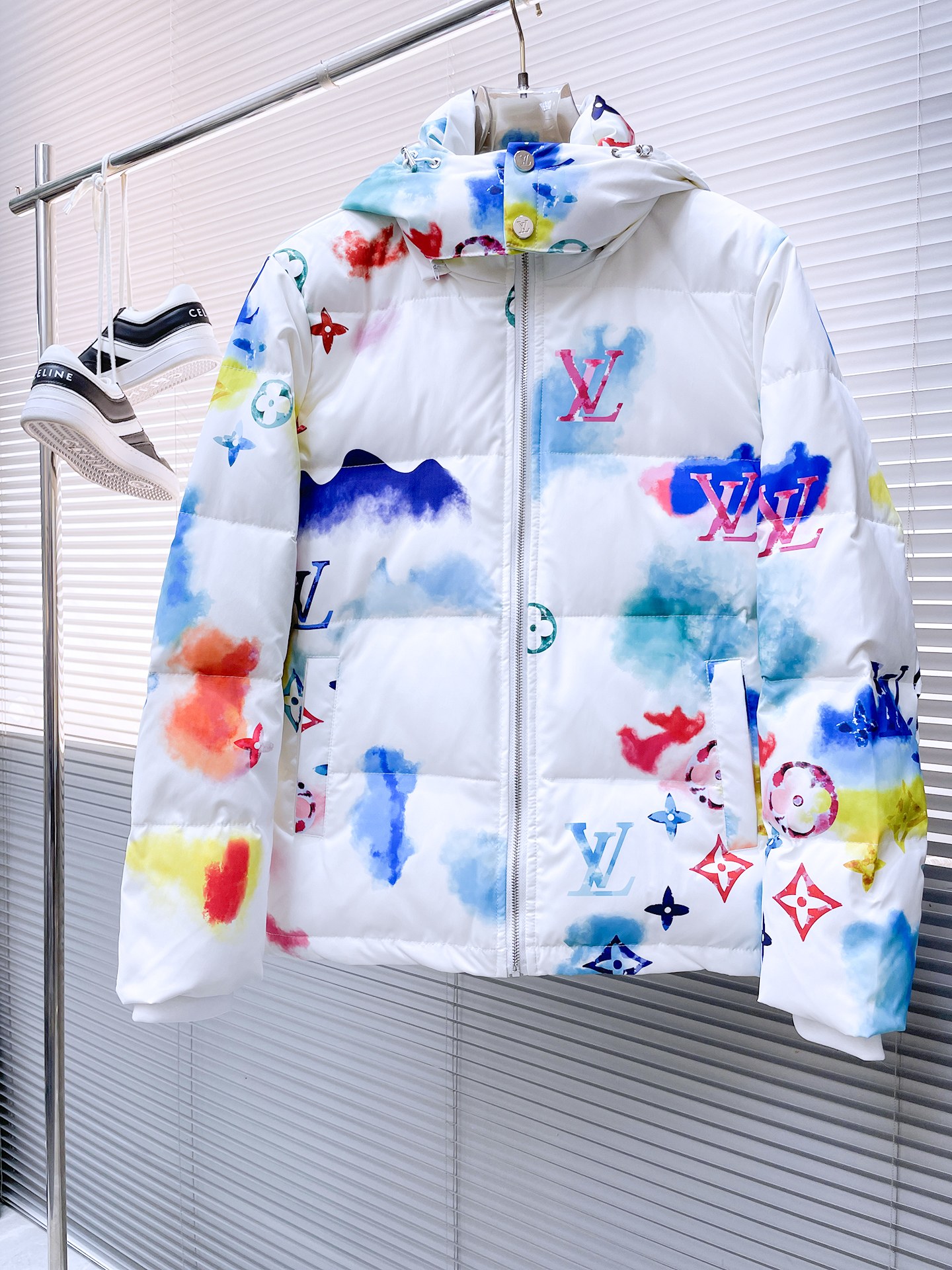 NO:727879,Support replacement after the year!  LV 2025 autumn and winter new down jacket. This is known as the most expensive down jacket in the world, all 90 down. With a classic logo combination, it is full of visual impact at first sight. It has better thermal insulation performance, is light and not heavy, and has good loft recovery after compression, and it can gather heat and lock in temperature!  Personalized color matching design, fresh and energetic!  There are too many versions circulating in the market. In addition to the different fabrics and workmanship, the biggest difference is that the filling is not goose down at all but feather silk or velvet, etc., and it is not easy to distinguish for those who don’t understand. In addition, the fabrics and workmanship are definitely not of the same level. In short, look for us and you will never go astray. All the exclusive full colors are purchased from genuine development. If you understand the quality of our down jackets, you can safely recommend it with your eyes closed. The three standards are complete!  Uniform series for men and women!  Size M-3XL. Maximum wear is 195 pounds.,,louis vuitton,down jacket,19860909支持年后退换！ LV 2025秋冬新款羽绒服.这款号称羽绒服届最贵的,全部90绒的.带着经典的Logo组合搭配,第一眼看到就是满满的视觉冲击,保暖性能更出色,轻便不厚重,且压缩后的蓬松度恢复性好,聚热锁温！个性的拼色设计,清新有活力！市面流通的版本实在太多了,除了面料做工不同外,最大的区别就是填充物根本不是鹅绒而是羽丝或手感绒等等,而不懂的根本不容易区分.另外面料和做工也绝对不是一个级别,总之认准我们,让你绝对不跑偏,独家全色全部购入正版开发,懂我们家羽绒服质量的,完全可以放心闭眼推.三标齐全！男女同款系列！码数M-3XL.最大穿到195斤.,,louis vuitton,down jacket,,Men's clothing