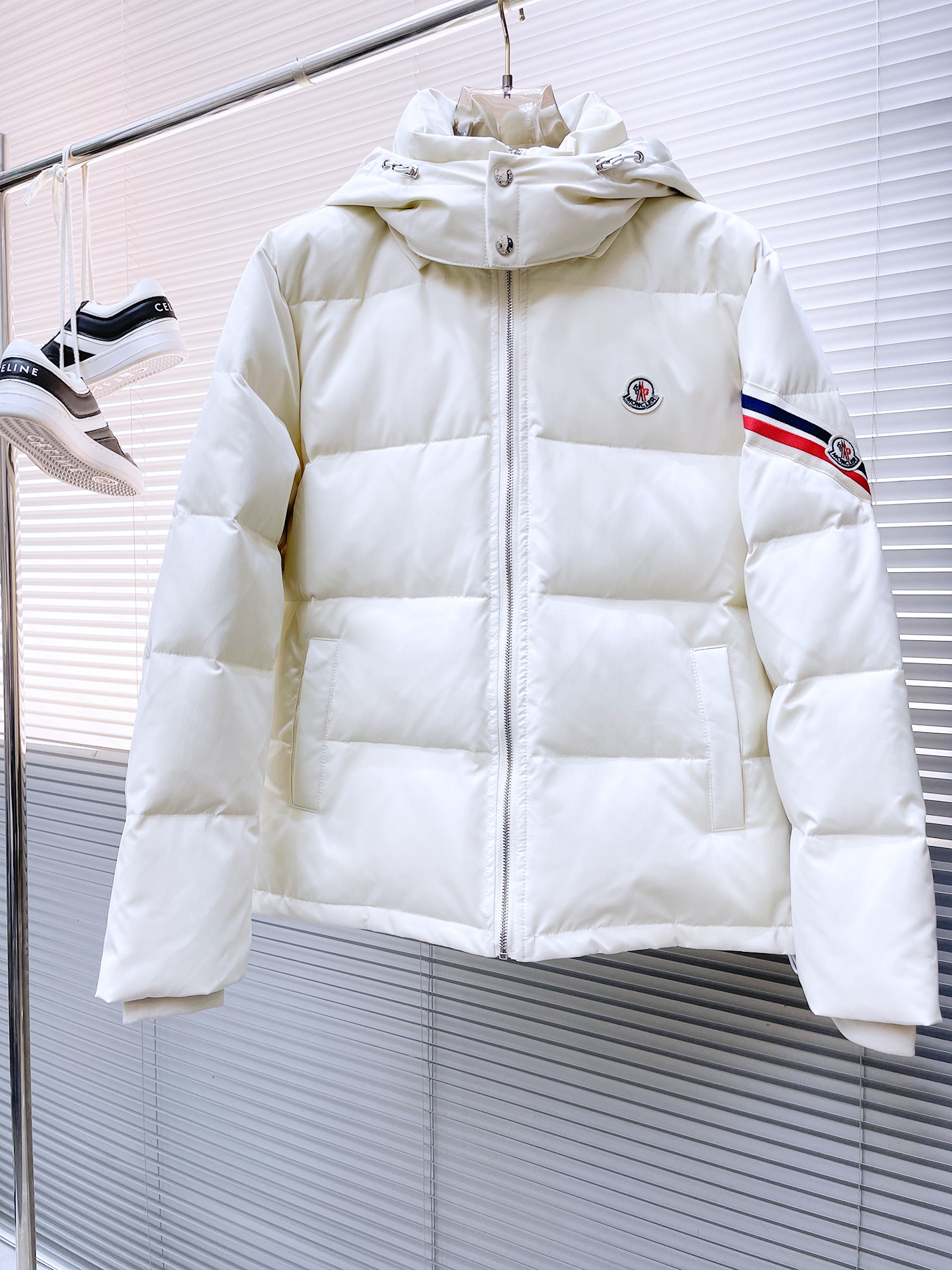 NO:727874,Support replacement after the year!  Mengkou's new 2025 autumn and winter down jacket. This is known as the most expensive down jacket in the world, all 90 down. With a classic logo combination, it is full of visual impact at first sight. It has better thermal insulation performance, is light and not heavy, and has good loft recovery after compression, and it can gather heat and lock in temperature!  Personalized color matching design, fresh and energetic!  There are too many versions circulating in the market. In addition to the different fabrics and workmanship, the biggest difference is that the filling is not goose down at all but feather silk or velvet, etc., and it is not easy to distinguish for those who don’t understand. In addition, the fabrics and workmanship are definitely not of the same level. In short, look for us and you will never go astray. All the exclusive full colors are purchased from genuine development. If you understand the quality of our down jackets, you can safely recommend it with your eyes closed. The three standards are complete!  Uniform series for men and women!  Size M-3XL. Maximum wear capacity is 195 pounds.,,Moncler,down jacket,19860909支持年后退换！ 蒙口 2025秋冬新款羽绒服.这款号称羽绒服届最贵的,全部90绒的.带着经典的Logo组合搭配,第一眼看到就是满满的视觉冲击,保暖性能更出色,轻便不厚重,且压缩后的蓬松度恢复性好,聚热锁温！个性的拼色设计,清新有活力！市面流通的版本实在太多了,除了面料做工不同外,最大的区别就是填充物根本不是鹅绒而是羽丝或手感绒等等,而不懂的根本不容易区分.另外面料和做工也绝对不是一个级别,总之认准我们,让你绝对不跑偏,独家全色全部购入正版开发,懂我们家羽绒服质量的,完全可以放心闭眼推.三标齐全！男女同款系列！码数M-3XL.最大穿到195斤.,,Moncler,down jacket,,Men's clothing