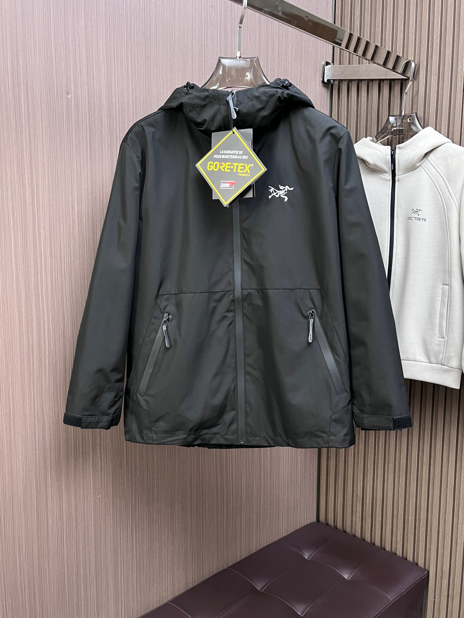 NO:141987,Archaeoptera bird has the same style on the official website, complete three standards, and is released in advance. 2025ss Spring New Men's Jacket Jacket, double-sided original single three standards, high-end version. Customized counter fabrics, breathable and comfortable, impeccable details, brand elements design concept, reflect high quality. The feel is delicate and soft, presents casual cut, and the upper body style is super good. The number of sizes M~3XL, maximum wear 195 catties, arc'teryx, jackets & coats, jackets & coats, alexander wang19860909始祖鸟 官网同款,三标齐全,提前发售 2025ss开春新款男士夹克外套,双面穿原单三标齐全高端版本 专柜定制面料 透气舒适度高,细节无可挑剔,品牌元素设计理念,体现高品质.手感细腻柔软 呈现休闲裁剪,上身版型超赞 码数M～3XL,最大穿195斤,arc'teryx,jackets & coats,jackets & coats,alexander wang,Men's clothing