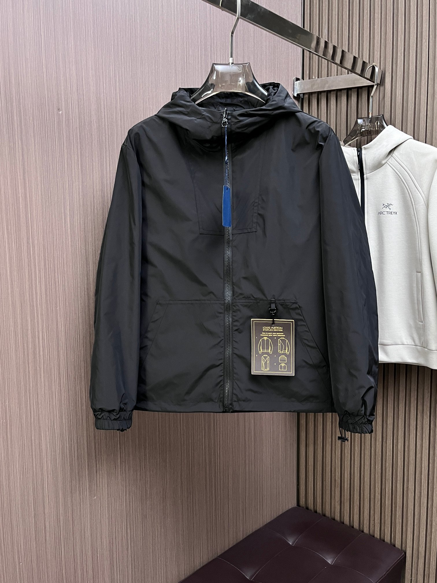 NO:141975,The same model on the official website of LV, complete three standards, and is released in advance. 2025ss Kaiqiu new men's double-sided jacket, double-sided wear original single three-standard high-end version. Customized counter fabrics, breathable and comfortable, impeccable details, brand elements design concept, reflect high quality. The feel is delicate and soft, presents casual cut, and the upper body style is superb. The number of sizes M~3XL, the maximum wear is 195 catties, louis vuitton, jackets & coats, jackets & coats, alexander wang19860909LV 官网同款,三标齐全,提前发售 2025ss开秋新款男士双面夹克外套,双面穿原单三标齐全高端版本 专柜定制面料 透气舒适度高,细节无可挑剔,品牌元素设计理念,体现高品质.手感细腻柔软 呈现休闲裁剪,上身版型超赞 码数M～3XL,最大穿195斤,,louis vuitton,jackets & coats,jackets & coats,alexander wang,Men's clothing