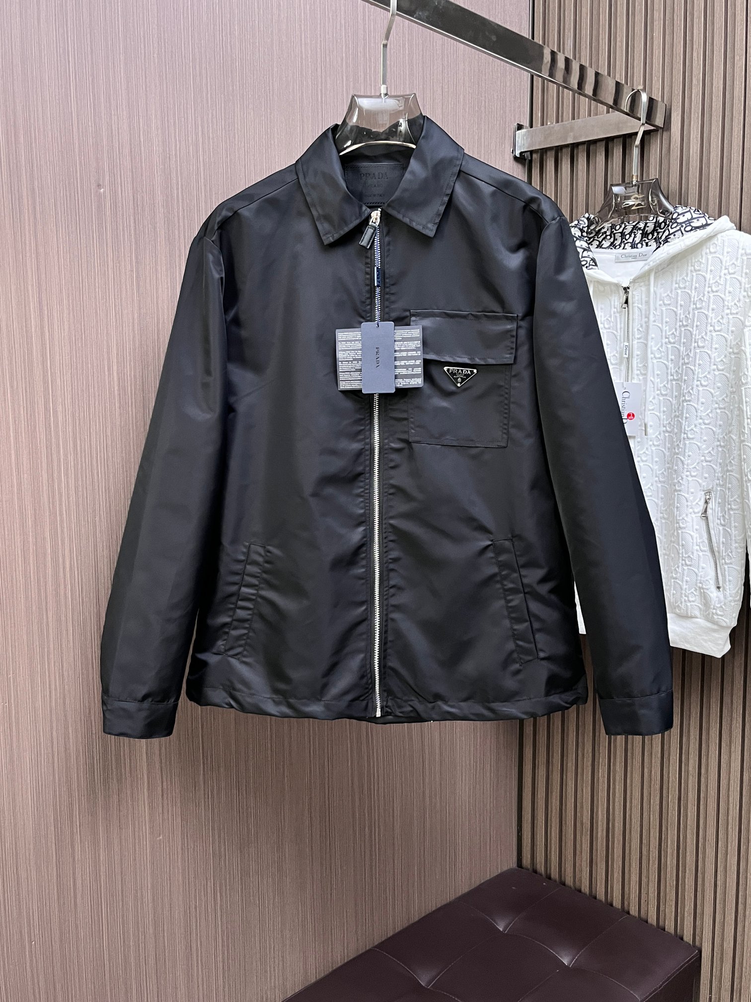 NO:141970,Prada's official website has the same style, complete three standards, and is available in advance. 2025ss Spring New Men's Jacket Jacket, double-sided original single three standards, high-end version, customized counter fabric, breathable and comfortable, impeccable details, brand element design concept, reflecting high quality. The feel is delicate and soft, presents casual cut, and the upper body style is superb. The number of sizes M~3XL, maximum wear 195 catties, prada, jackets & coats, jackets & coats, alexander wang19860909普拉达 官网同款,三标齐全,提前发售 2025ss开春新款男士夹克外套,双面穿原单三标齐全高端版本 专柜定制面料 透气舒适度高,细节无可挑剔,品牌元素设计理念,体现高品质.手感细腻柔软 呈现休闲裁剪,上身版型超赞 码数M～3XL,最大穿195斤,,prada,jackets & coats,jackets & coats,alexander wang,Men's clothing