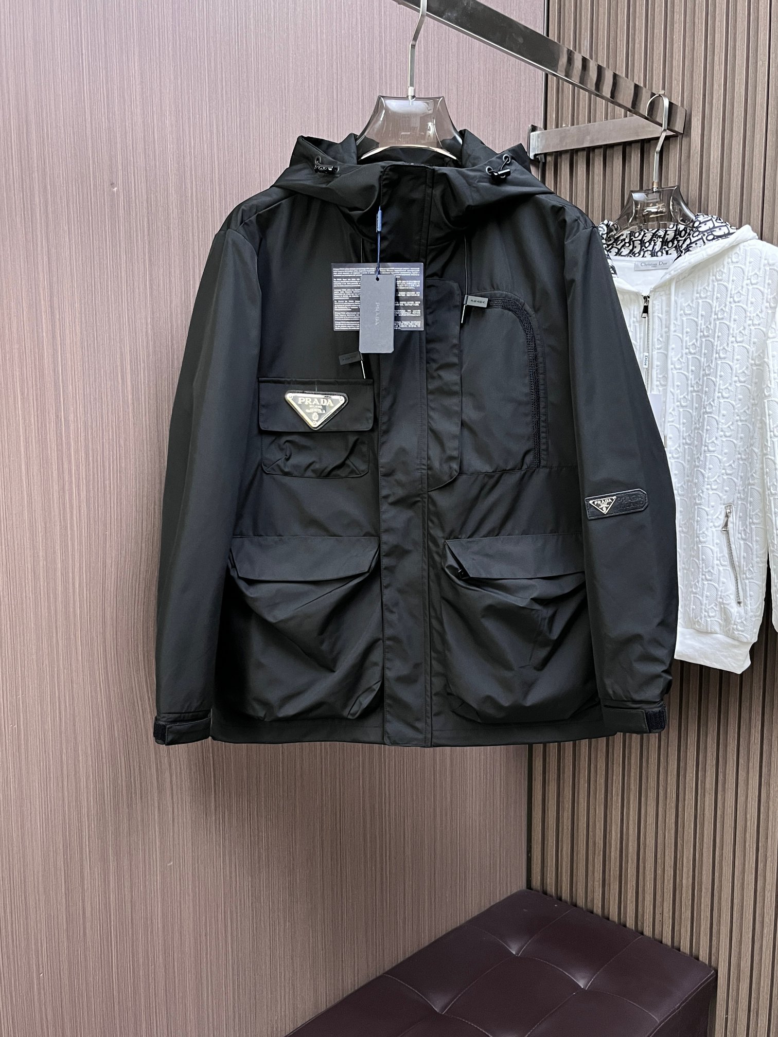 NO:141972,Prada's official website has the same style, complete three standards, and is available in advance. 2025ss Spring New Men's Double-sided Jacket Jacket, double-sided wear original single three-standard high-end version. Customized counter fabrics, breathable and comfortable, impeccable details, brand element design concept, reflecting high quality. The feel is delicate and soft, presents casual cut, and the upper body style is superb. The number of sizes M~3XL, maximum wear 195 catties, prada, jackets & coats, jackets & coats, alexander wang19860909普拉达 官网同款,三标齐全,提前发售 2025ss开春新款男士双面夹克外套,双面穿原单三标齐全高端版本 专柜定制面料 透气舒适度高,细节无可挑剔,品牌元素设计理念,体现高品质.手感细腻柔软 呈现休闲裁剪,上身版型超赞 码数M～3XL,最大穿195斤,,prada,jackets & coats,jackets & coats,alexander wang,Men's clothing