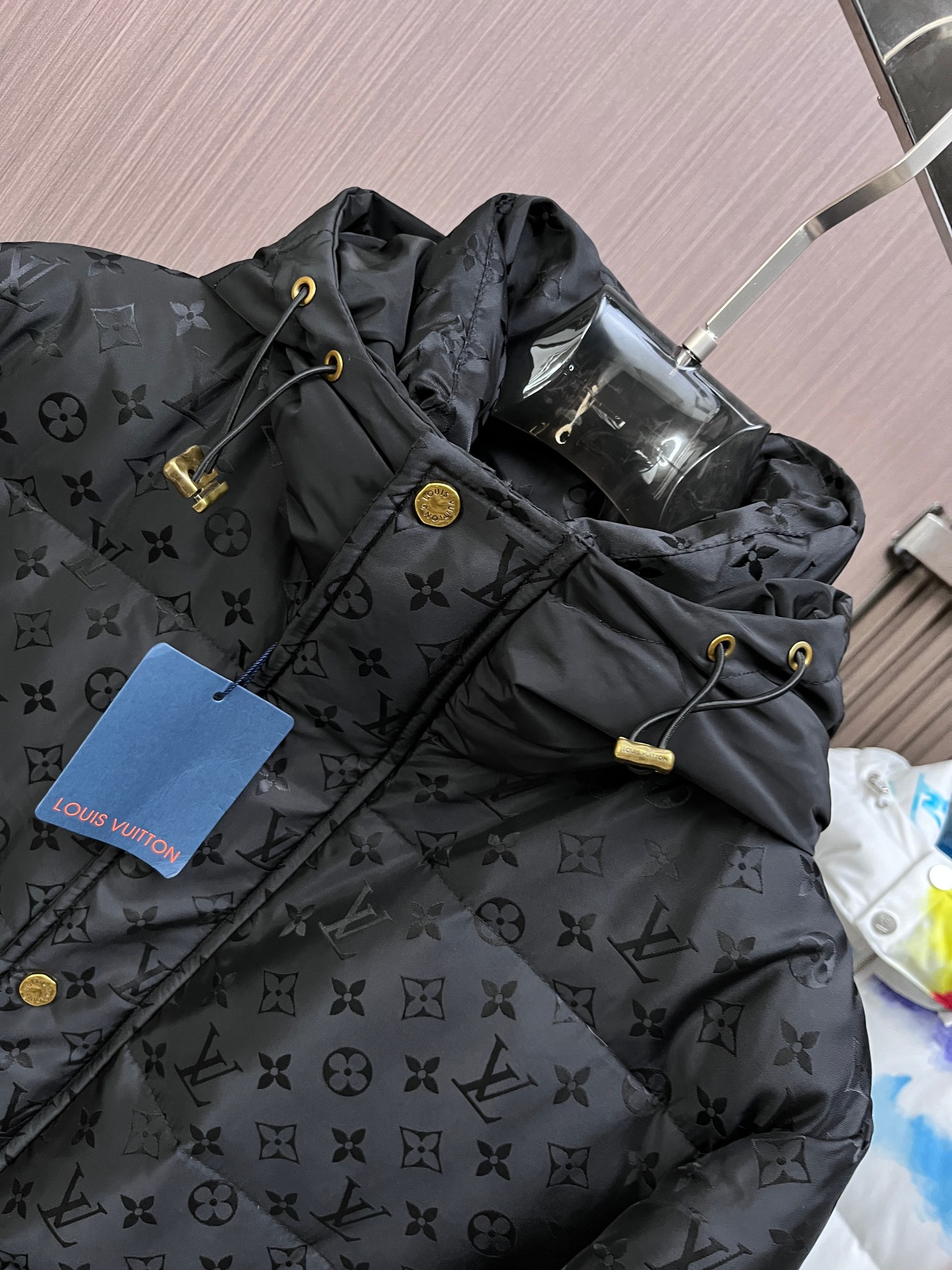 LV2024秋冬新款羽绒服这款号称羽绒服届最贵的全部90绒的带着经典的Logo组合搭配第一眼看到就是满满