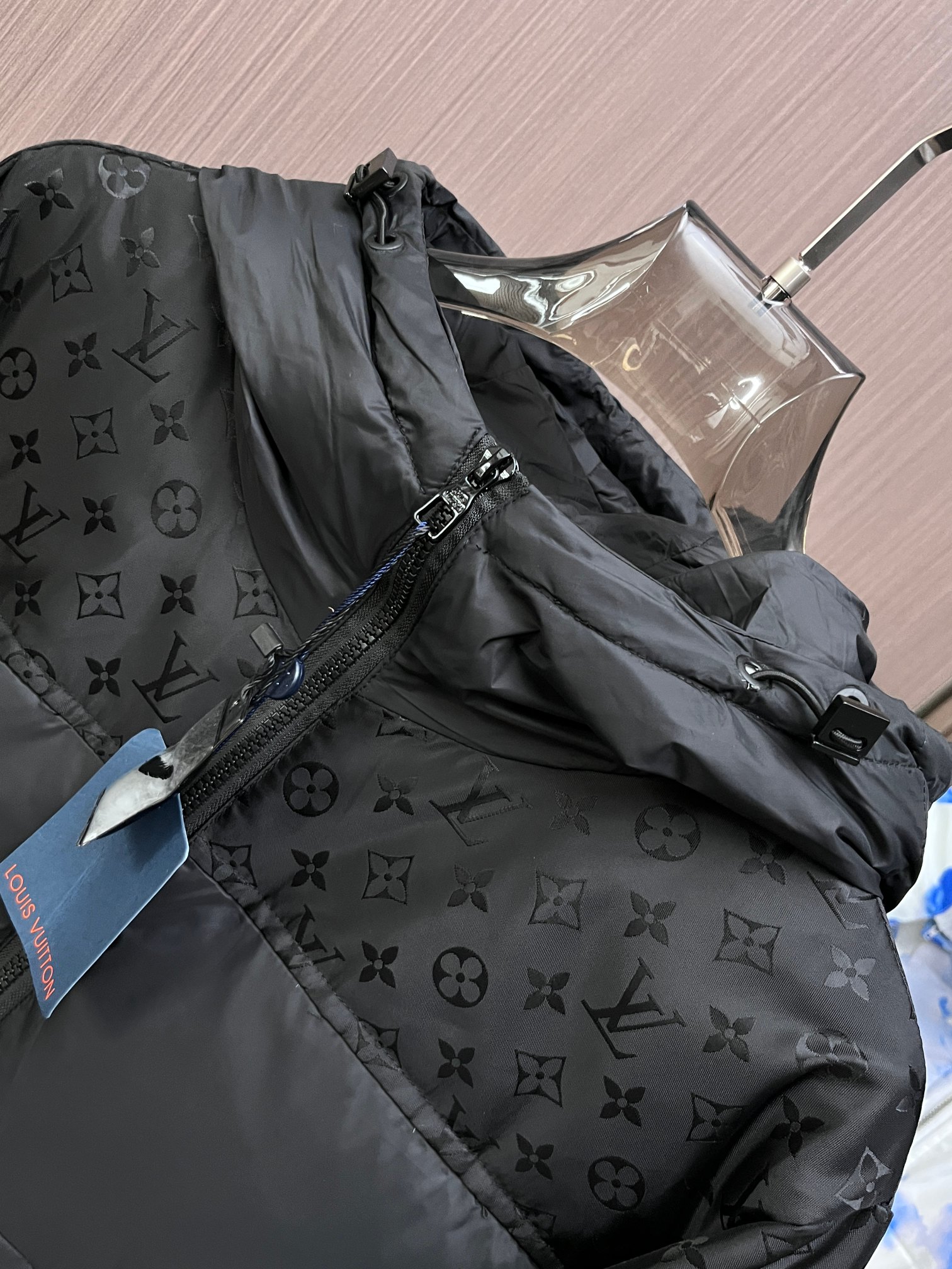 LV2024秋冬新款羽绒服这款号称羽绒服届最贵的全部90绒的带着经典的Logo组合搭配第一眼看到就是满满