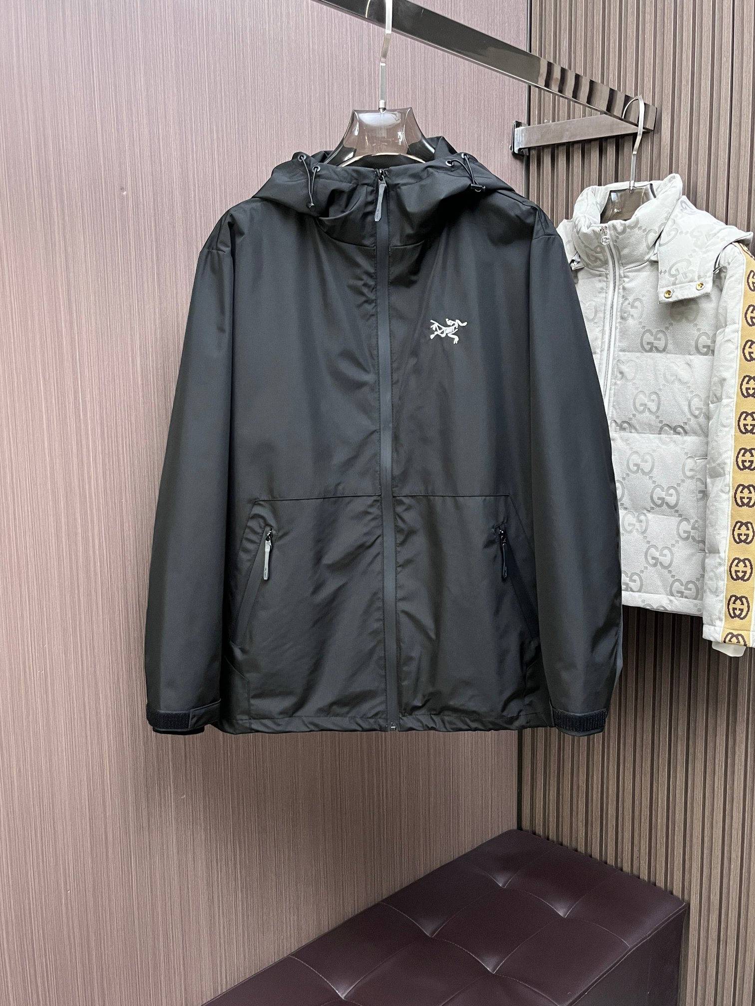 NO:141977,Archaeoptera bird has the same style on the official website, complete three standards, and is released in advance. 2025ss Kaiqiu new men's jacket, double-sided wear original single three standards, high-end version, customized counter fabric, breathable and comfortable, impeccable details, brand element design concept, reflecting high quality. The feel is delicate and soft, presents casual cut, and the upper body style is superb. The number of sizes M~3XL, maximum wear 195 kilograms, arc'teryx, jackets & coats, jackets & coats, alexander wang19860909始祖鸟 官网同款,三标齐全,提前发售 2025ss开秋新款男士夹克外套,双面穿原单三标齐全高端版本 专柜定制面料 透气舒适度高,细节无可挑剔,品牌元素设计理念,体现高品质.手感细腻柔软 呈现休闲裁剪,上身版型超赞 码数M～3XL,最大穿195斤,arc'teryx,jackets & coats,jackets & coats,alexander wang,Men's clothing