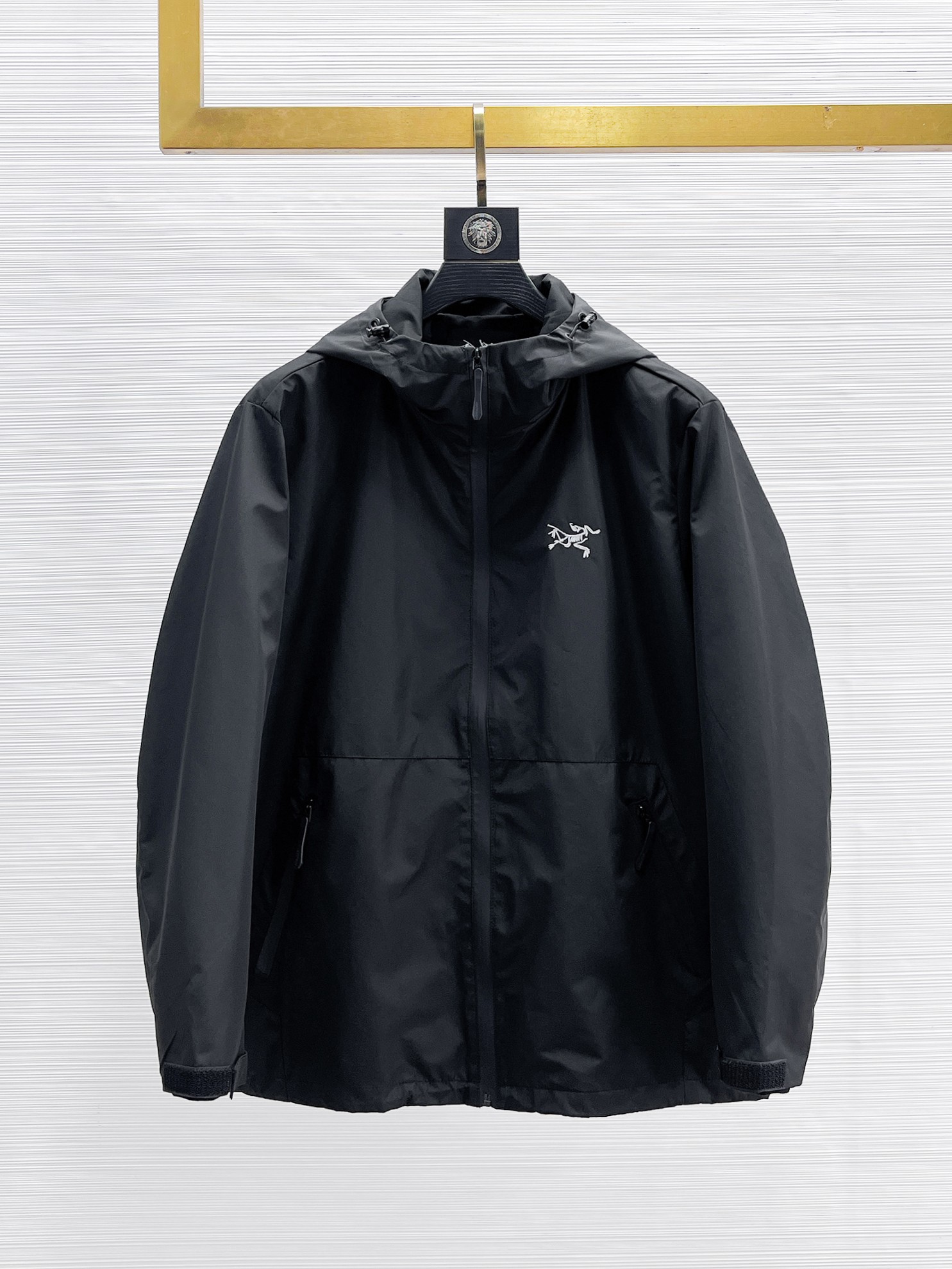 NO:869109,Same style as Arc’teryx official website, on sale in advance!  2026ss new spring men's jackets, original high-end version with three standards!  With hidden hood, custom-made fabrics at the counter, highly breathable and comfortable, impeccable details, brand element design concept, reflecting high quality. It feels delicate and soft!  It presents a casual cut and the upper body shape is awesome!  Size M～3XL, maximum wearing capacity is 195 catties.,arc'teryx,jackets & coats,jackets & coats,hats,19860909始祖鸟 官网同款,提前发售！2026ss开春新款男士夹克外套,原单三标齐全高端版本！带隐藏帽,专柜定制面料 透气舒适度高,细节无可挑剔,品牌元素设计理念,体现高品质.手感细腻柔软！呈现休闲裁剪,上身版型超赞！码数M～3XL,最大穿195斤.,arc'teryx,jackets & coats,jackets & coats,hats,,Men's clothing