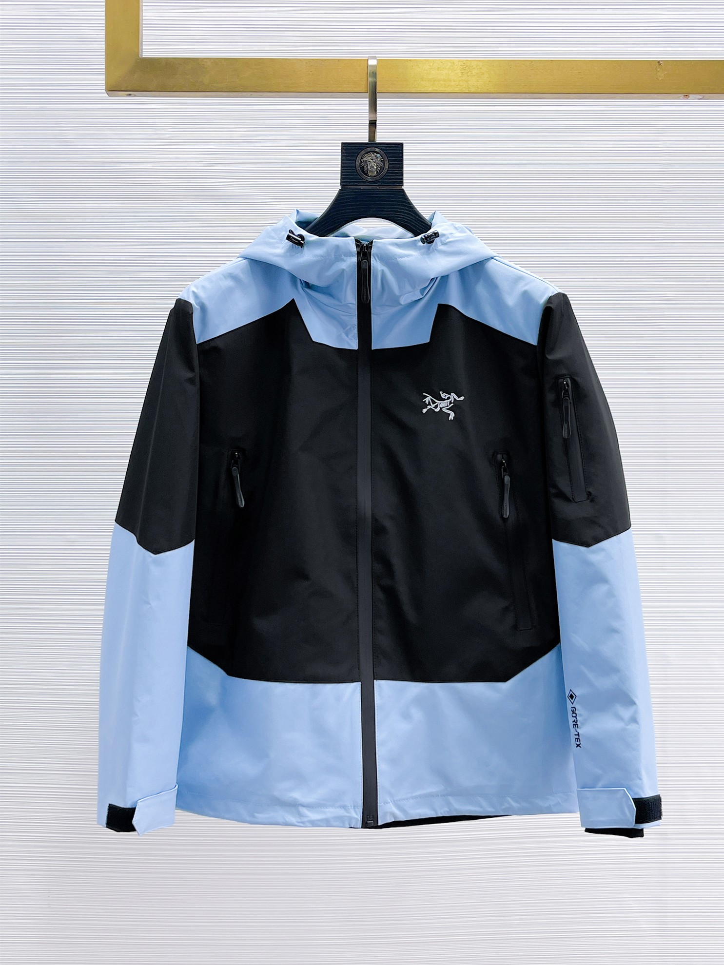 NO:869129,Same style as Arc’teryx official website, on sale in advance!  2026ss new spring men's jackets, original high-end version with three standards!  With hidden hood, custom-made fabrics at the counter, highly breathable and comfortable, impeccable details, brand element design concept, reflecting high quality. It feels delicate and soft!  It presents a casual cut and the upper body shape is awesome!  Size M～3XL, maximum wearing capacity is 195 catties.,arc'teryx,jackets & coats,jackets & coats,hats,19860909始祖鸟 官网同款,提前发售！2026ss开春新款男士夹克外套,原单三标齐全高端版本！带隐藏帽,专柜定制面料 透气舒适度高,细节无可挑剔,品牌元素设计理念,体现高品质.手感细腻柔软！呈现休闲裁剪,上身版型超赞！码数M～3XL,最大穿195斤.,arc'teryx,jackets & coats,jackets & coats,hats,,Men's clothing