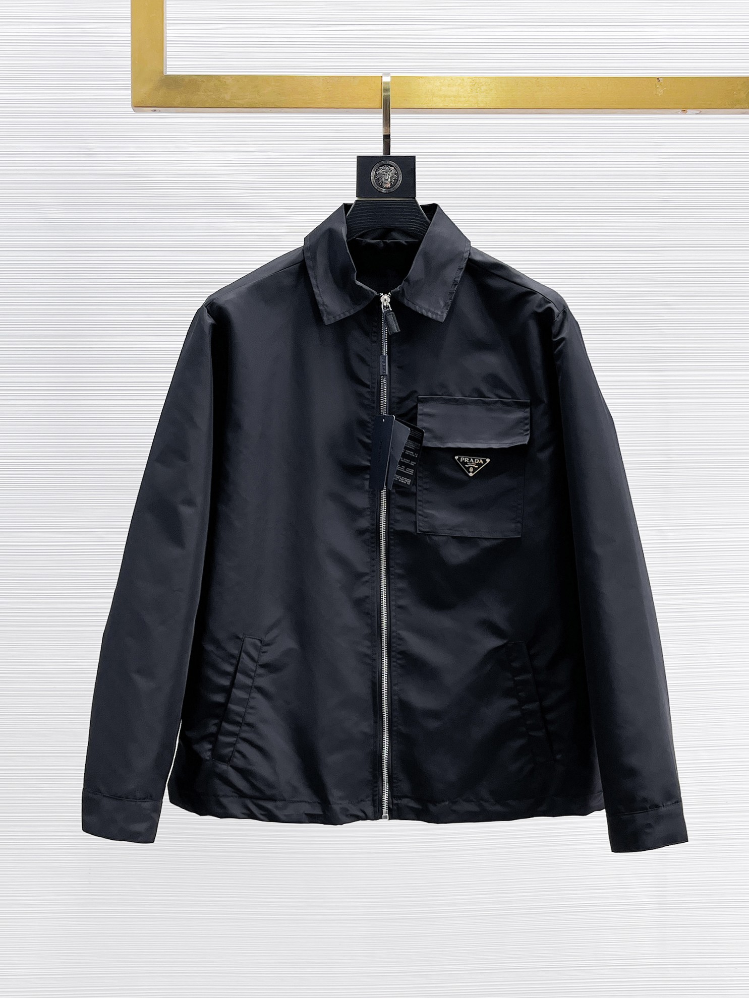 NO:869119,Same style as Prada official website, on sale in advance!  2026ss new spring men's jackets, original high-end version with three standards!  With hidden hood, custom-made fabrics at the counter, highly breathable and comfortable, impeccable details, brand element design concept, reflecting high quality. It feels delicate and soft!  It presents a casual cut and the upper body shape is awesome!  Size M～3XL, maximum wearing capacity is 195 catties.,,prada,jackets & coats,jackets & coats,hats,19860909普拉达 官网同款,提前发售！2026ss开春新款男士夹克外套,原单三标齐全高端版本！带隐藏帽,专柜定制面料 透气舒适度高,细节无可挑剔,品牌元素设计理念,体现高品质.手感细腻柔软！呈现休闲裁剪,上身版型超赞！码数M～3XL,最大穿195斤.,,prada,jackets & coats,jackets & coats,hats,,Men's clothing