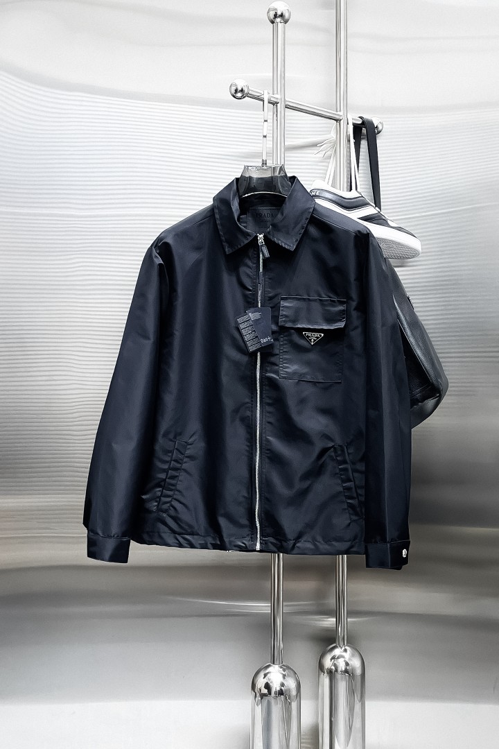 NO:876679,Same style as Prada official website, on sale in advance!  2026ss new men's jacket, original three-standard high-end version!  With hidden hood, custom-made fabrics at the counter, highly breathable and comfortable, impeccable details, brand element design concept, reflecting high quality. It feels delicate and soft!  It presents a casual cut and the upper body shape is awesome!  Size M～3XL, maximum wearing capacity is 195 catties.,,prada,jackets & coats,jackets & coats,hats,19860909普拉达 官网同款,提前发售！2026ss新款男士夹克外套,原单三标齐全高端版本！带隐藏帽,专柜定制面料 透气舒适度高,细节无可挑剔,品牌元素设计理念,体现高品质.手感细腻柔软！呈现休闲裁剪,上身版型超赞！码数M～3XL,最大穿195斤.,,prada,jackets & coats,jackets & coats,hats,,Men's clothing