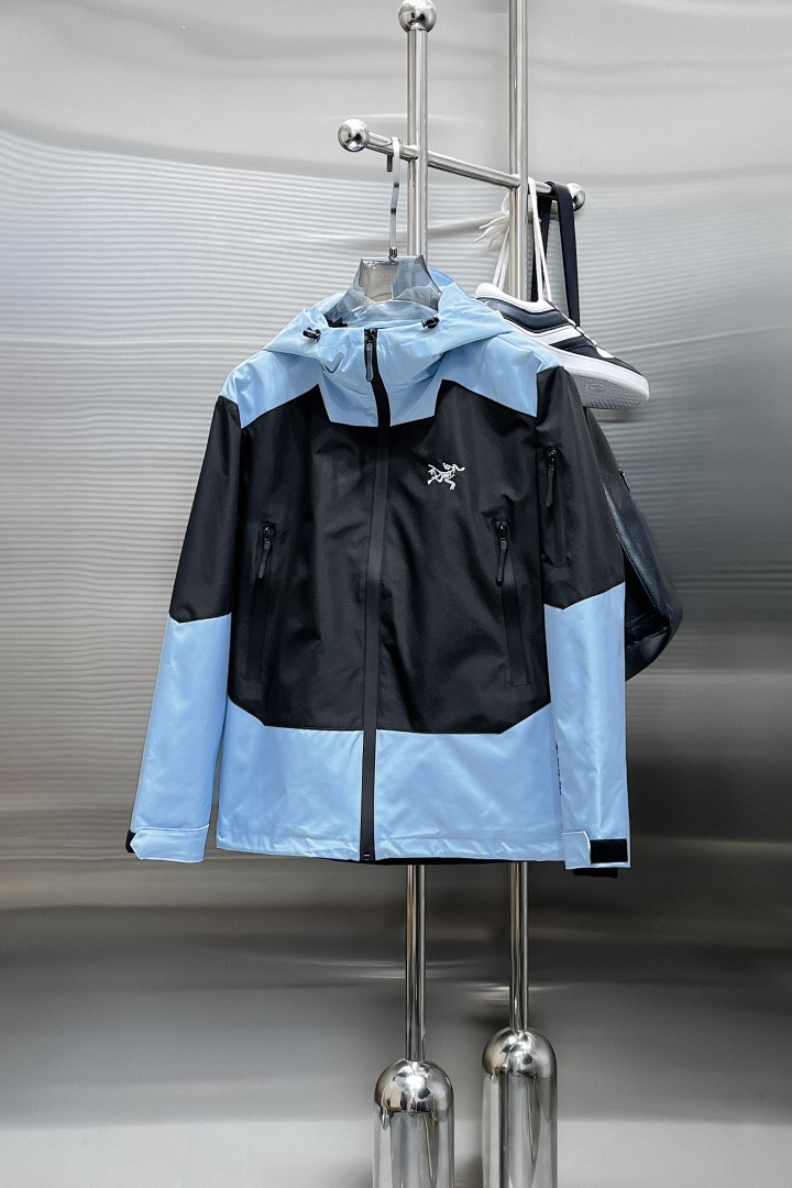 NO:849791,Same style as Arc’teryx official website, on sale in advance!  2026ss new men's jacket, original three-standard high-end version!  With hidden hood, custom-made fabrics at the counter, highly breathable and comfortable, impeccable details, brand element design concept, reflecting high quality. It feels delicate and soft!  It presents a casual cut and the upper body shape is awesome!  Size M～3XL, maximum wearing capacity is 195 catties.,arc'teryx,jackets & coats,jackets & coats,hats,19860909始祖鸟 官网同款,提前发售！2026ss新款男士夹克外套,原单三标齐全高端版本！带隐藏帽,专柜定制面料 透气舒适度高,细节无可挑剔,品牌元素设计理念,体现高品质.手感细腻柔软！呈现休闲裁剪,上身版型超赞！码数M～3XL,最大穿195斤.,arc'teryx,jackets & coats,jackets & coats,hats,,Men's clothing