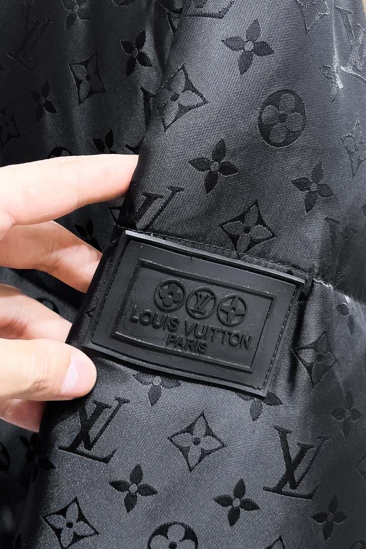 LV2024秋冬新款羽绒服这款号称羽绒服届最贵的全部90绒的带着经典的Logo组合搭配第一眼看到就是满满