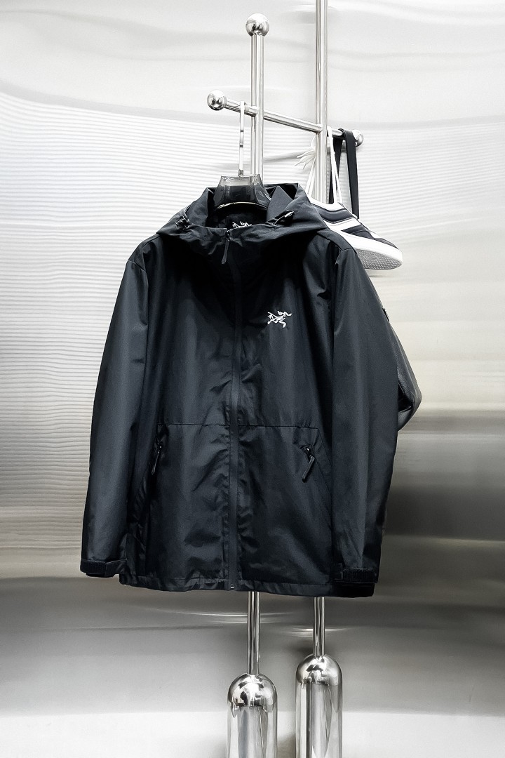 NO:876672,Same style as Arc’teryx official website, on sale in advance!  2026ss new men's jacket, original three-standard high-end version!  With hidden hood, custom-made fabrics at the counter, highly breathable and comfortable, impeccable details, brand element design concept, reflecting high quality. It feels delicate and soft!  It presents a casual cut and the upper body shape is awesome!  Size M～3XL, maximum wearing capacity is 195 catties.,arc'teryx,jackets & coats,jackets & coats,hats,19860909始祖鸟 官网同款,提前发售！2026ss新款男士夹克外套,原单三标齐全高端版本！带隐藏帽,专柜定制面料 透气舒适度高,细节无可挑剔,品牌元素设计理念,体现高品质.手感细腻柔软！呈现休闲裁剪,上身版型超赞！码数M～3XL,最大穿195斤.,arc'teryx,jackets & coats,jackets & coats,hats,,Men's clothing