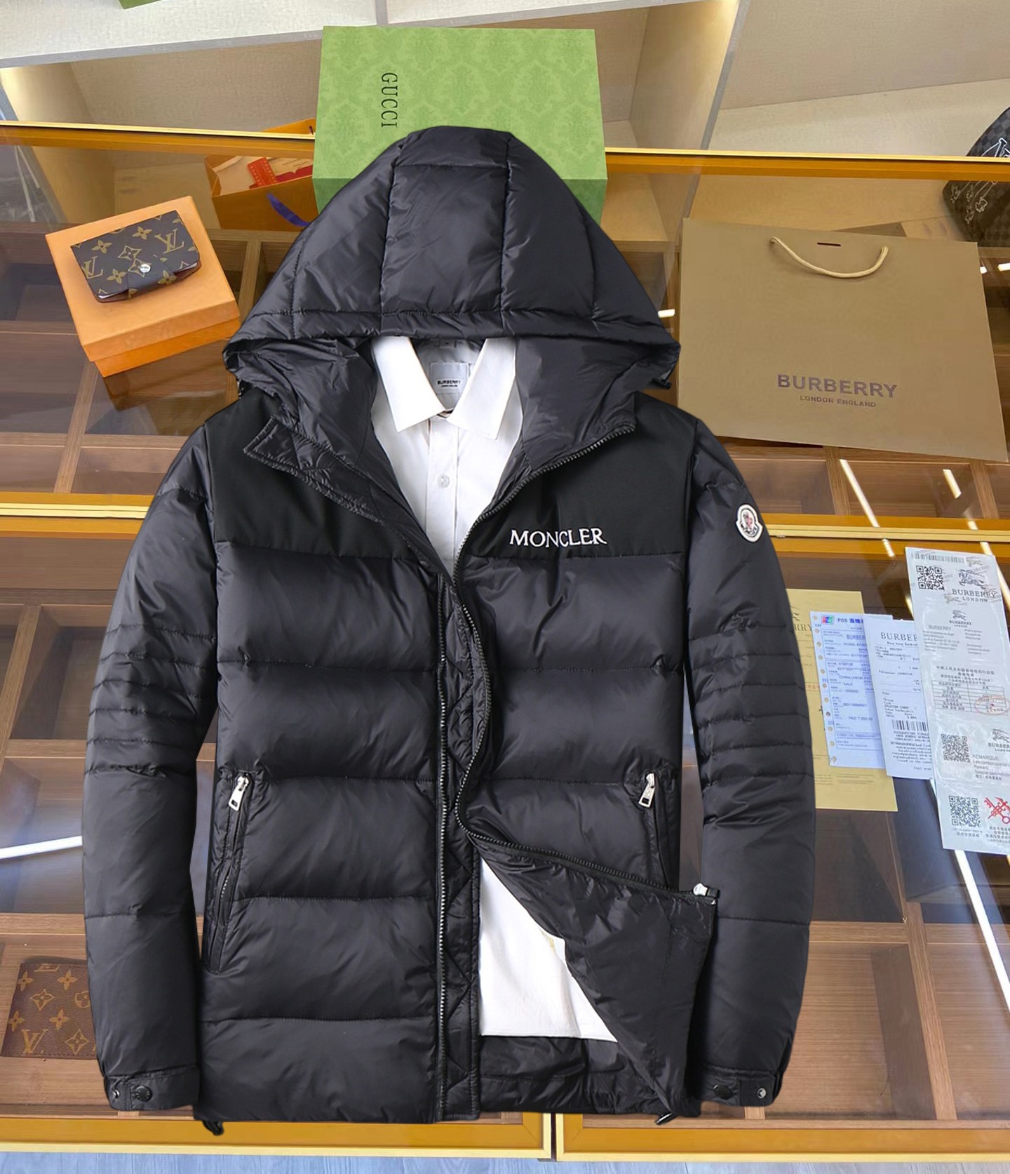 NO:629787,Mengkou's new 2025 autumn and winter down jacket. This is known as the most expensive down jacket in the world, all 90 down. With a classic logo combination, it is full of visual impact at first sight. It has better thermal insulation performance, is light and not heavy, and has good loft recovery after compression, and it can gather heat and lock in temperature!  Personalized color matching design, fresh and energetic!  There are too many versions circulating in the market. In addition to the different fabrics and workmanship, the biggest difference is that the filling is not goose down at all but feather silk or velvet, etc., and it is not easy to distinguish for those who don’t understand. In addition, the fabrics and workmanship are definitely not of the same level. In short, look for us and you will never go astray. All the exclusive full colors are purchased from genuine development. If you understand the quality of our down jackets, you can safely recommend it with your eyes closed. The three standards are complete!  Uniform series for men and women!  Size M-3XL. Maximum wear is 195 pounds.,,Moncler,down jacket,alexander wang19860909蒙口 2025秋冬新款羽绒服.这款号称羽绒服届最贵的,全部90绒的.带着经典的Logo组合搭配,第一眼看到就是满满的视觉冲击,保暖性能更出色,轻便不厚重,且压缩后的蓬松度恢复性好,聚热锁温！个性的拼色设计,清新有活力！市面流通的版本实在太多了,除了面料做工不同外,最大的区别就是填充物根本不是鹅绒而是羽丝或手感绒等等,而不懂的根本不容易区分.另外面料和做工也绝对不是一个级别,总之认准我们,让你绝对不跑偏,独家全色全部购入正版开发,懂我们家羽绒服质量的,完全可以放心闭眼推.三标齐全！男女同款系列！码数M-3XL.最大穿到195斤.,,Moncler,down jacket,alexander wang,Men's clothing