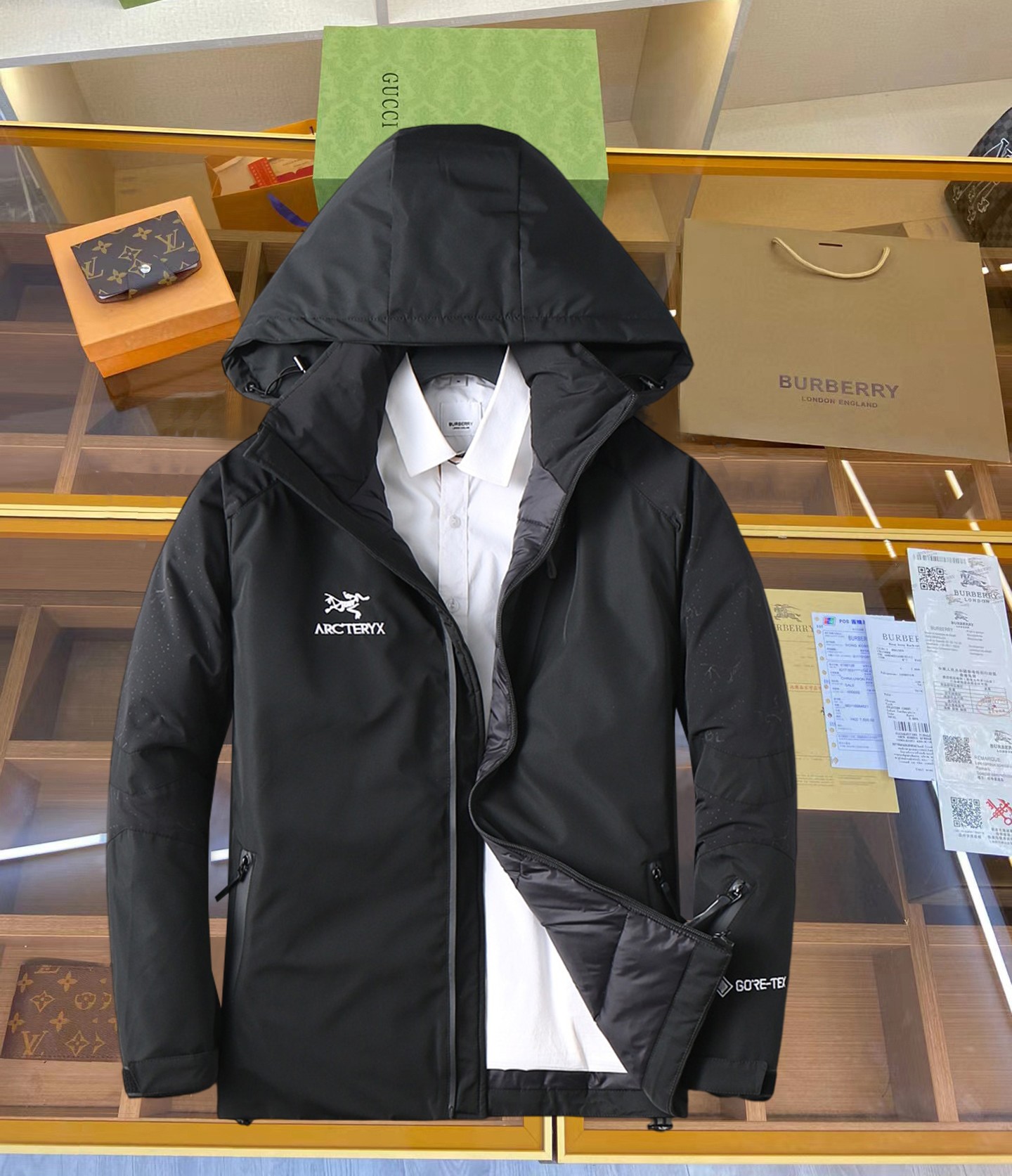 NO:629793,Arc'teryx's new 2025 autumn and winter down jacket. This is known as the most expensive down jacket in the world, all 90 down. With a classic logo combination, it is full of visual impact at first sight. It has better thermal insulation performance, is light and not heavy, and has good loft recovery after compression, and it can gather heat and lock in temperature!  Personalized color matching design, fresh and energetic!  There are too many versions circulating in the market. In addition to the different fabrics and workmanship, the biggest difference is that the filling is not goose down at all but feather silk or velvet, etc., and it is not easy to distinguish for those who don’t understand. In addition, the fabrics and workmanship are definitely not of the same level. In short, look for us and you will never go astray. All the exclusive full colors are purchased from genuine development. If you understand the quality of our down jackets, you can safely recommend it with your eyes closed. The three standards are complete!  Uniform series for men and women!  Size M-3XL. Maximum wear is 195 pounds.,arc'teryx,down jacket,alexander wang19860909始祖鸟 2025秋冬新款羽绒服.这款号称羽绒服届最贵的,全部90绒的.带着经典的Logo组合搭配,第一眼看到就是满满的视觉冲击,保暖性能更出色,轻便不厚重,且压缩后的蓬松度恢复性好,聚热锁温！个性的拼色设计,清新有活力！市面流通的版本实在太多了,除了面料做工不同外,最大的区别就是填充物根本不是鹅绒而是羽丝或手感绒等等,而不懂的根本不容易区分.另外面料和做工也绝对不是一个级别,总之认准我们,让你绝对不跑偏,独家全色全部购入正版开发,懂我们家羽绒服质量的,完全可以放心闭眼推.三标齐全！男女同款系列！码数M-3XL.最大穿到195斤.,arc'teryx,down jacket,alexander wang,Men's clothing