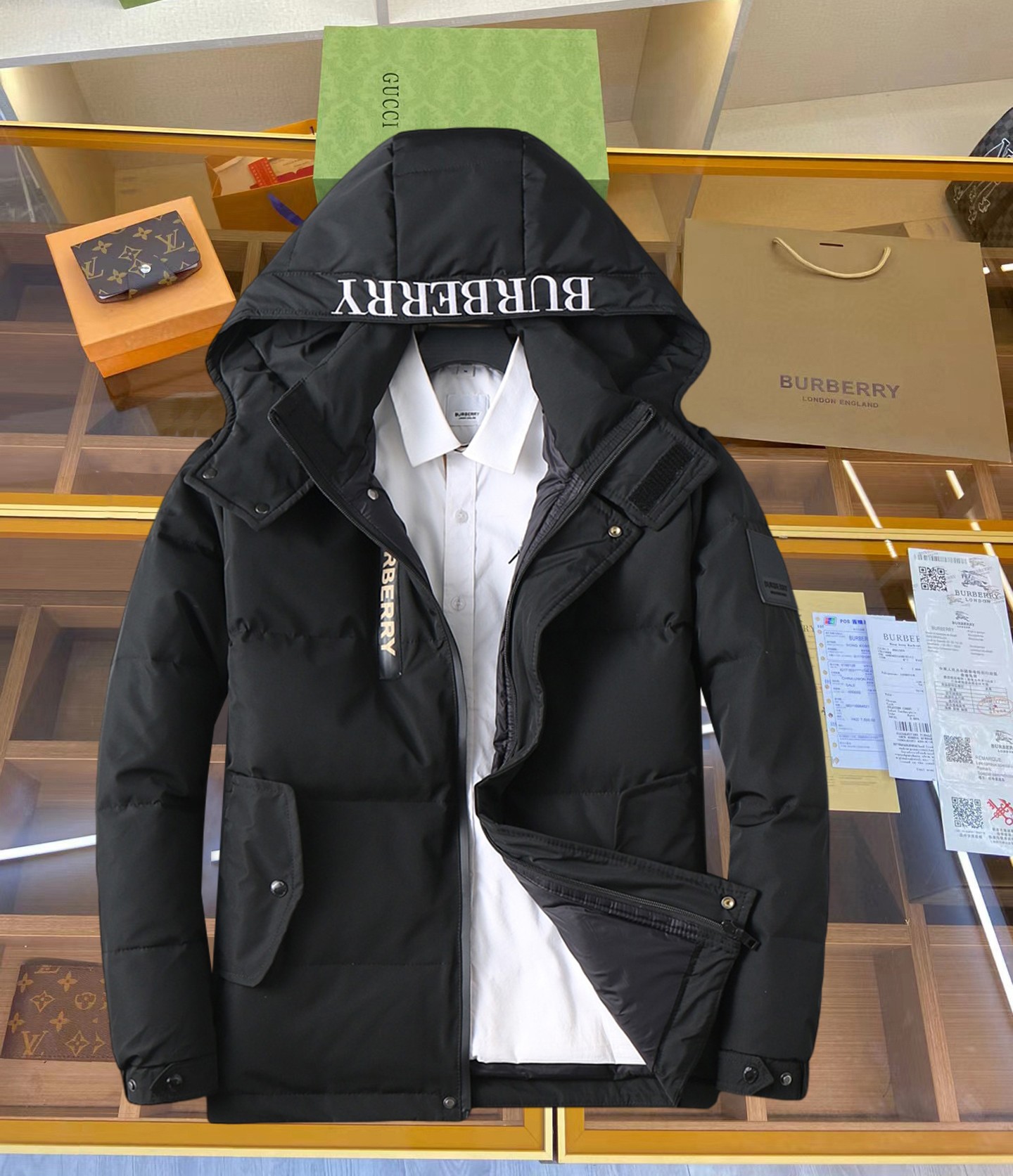 NO:629800,Burberry's new 2025 autumn and winter down jacket. This is known as the most expensive down jacket in the world, all 90 down. With a classic logo combination, it is full of visual impact at first sight. It has better thermal insulation performance, is light and not heavy, and has good loft recovery after compression, and it can gather heat and lock in temperature!  Personalized color matching design, fresh and energetic!  There are too many versions circulating in the market. In addition to the different fabrics and workmanship, the biggest difference is that the filling is not goose down at all but feather silk or velvet, etc., and it is not easy to distinguish for those who don’t understand. In addition, the fabrics and workmanship are definitely not of the same level. In short, look for us and you will never go astray. All the exclusive full colors are purchased from genuine development. If you understand the quality of our down jackets, you can safely recommend it with your eyes closed. The three standards are complete!  Uniform series for men and women!  Size M-3XL. Maximum wear is 195 pounds.,,burberry,down jacket,alexander wang19860909巴宝莉 2025秋冬新款羽绒服.这款号称羽绒服届最贵的,全部90绒的.带着经典的Logo组合搭配,第一眼看到就是满满的视觉冲击,保暖性能更出色,轻便不厚重,且压缩后的蓬松度恢复性好,聚热锁温！个性的拼色设计,清新有活力！市面流通的版本实在太多了,除了面料做工不同外,最大的区别就是填充物根本不是鹅绒而是羽丝或手感绒等等,而不懂的根本不容易区分.另外面料和做工也绝对不是一个级别,总之认准我们,让你绝对不跑偏,独家全色全部购入正版开发,懂我们家羽绒服质量的,完全可以放心闭眼推.三标齐全！男女同款系列！码数M-3XL.最大穿到195斤.,,burberry,down jacket,alexander wang,Men's clothing
