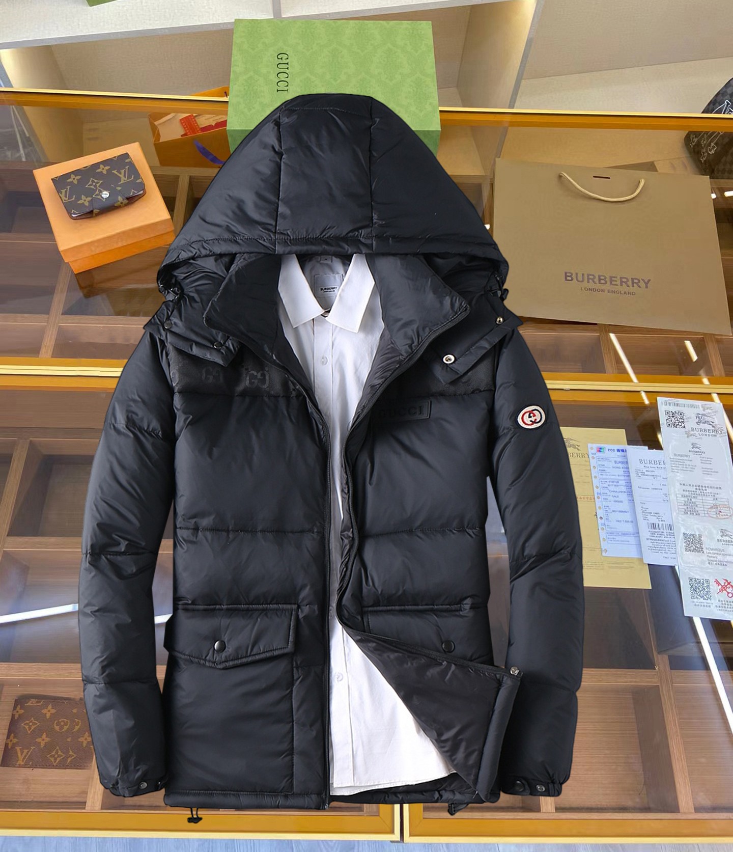 NO:629807,Gucci's new 2025 autumn and winter down jacket. This is known as the most expensive down jacket in the world, all 90 down. With a classic logo combination, it is full of visual impact at first sight. It has better thermal insulation performance, is light and not heavy, and has good loft recovery after compression, and it can gather heat and lock in temperature!  Personalized color matching design, fresh and energetic!  There are too many versions circulating in the market. In addition to the different fabrics and workmanship, the biggest difference is that the filling is not goose down at all but feather silk or velvet, etc., and it is not easy to distinguish for those who don’t understand. In addition, the fabrics and workmanship are definitely not of the same level. In short, look for us and you will never go astray. All the exclusive full colors are purchased from genuine development. If you understand the quality of our down jackets, you can safely recommend it with your eyes closed. The three standards are complete!  Uniform series for men and women!  Size M-3XL. Maximum wear is 195 pounds.,,down jacket,alexander wang19860909古奇 2025秋冬新款羽绒服.这款号称羽绒服届最贵的,全部90绒的.带着经典的Logo组合搭配,第一眼看到就是满满的视觉冲击,保暖性能更出色,轻便不厚重,且压缩后的蓬松度恢复性好,聚热锁温！个性的拼色设计,清新有活力！市面流通的版本实在太多了,除了面料做工不同外,最大的区别就是填充物根本不是鹅绒而是羽丝或手感绒等等,而不懂的根本不容易区分.另外面料和做工也绝对不是一个级别,总之认准我们,让你绝对不跑偏,独家全色全部购入正版开发,懂我们家羽绒服质量的,完全可以放心闭眼推.三标齐全！男女同款系列！码数M-3XL.最大穿到195斤.,,down jacket,alexander wang,Men's clothing