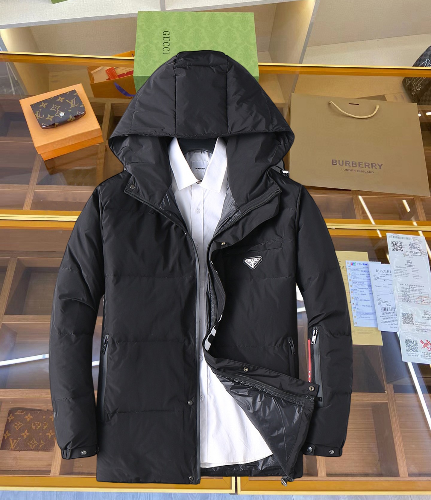NO:629815,Prada's new 2025 autumn and winter down jacket. This is known as the most expensive down jacket in the world, all 90 down. With a classic logo combination, it is full of visual impact at first sight. It has better thermal insulation performance, is light and not heavy, and has good loft recovery after compression, and it can gather heat and lock in temperature!  Personalized color matching design, fresh and energetic!  There are too many versions circulating in the market. In addition to the different fabrics and workmanship, the biggest difference is that the filling is not goose down at all but feather silk or velvet, etc., and it is not easy to distinguish for those who don’t understand. In addition, the fabrics and workmanship are definitely not of the same level. In short, look for us and you will never go astray. All the exclusive full colors are purchased from genuine development. If you understand the quality of our down jackets, you can safely recommend it with your eyes closed. The three standards are complete!  Uniform series for men and women!  Size M-3XL. Maximum wear is 195 pounds.,,prada,down jacket,alexander wang19860909普拉达 2025秋冬新款羽绒服.这款号称羽绒服届最贵的,全部90绒的.带着经典的Logo组合搭配,第一眼看到就是满满的视觉冲击,保暖性能更出色,轻便不厚重,且压缩后的蓬松度恢复性好,聚热锁温！个性的拼色设计,清新有活力！市面流通的版本实在太多了,除了面料做工不同外,最大的区别就是填充物根本不是鹅绒而是羽丝或手感绒等等,而不懂的根本不容易区分.另外面料和做工也绝对不是一个级别,总之认准我们,让你绝对不跑偏,独家全色全部购入正版开发,懂我们家羽绒服质量的,完全可以放心闭眼推.三标齐全！男女同款系列！码数M-3XL.最大穿到195斤.,,prada,down jacket,alexander wang,Men's clothing