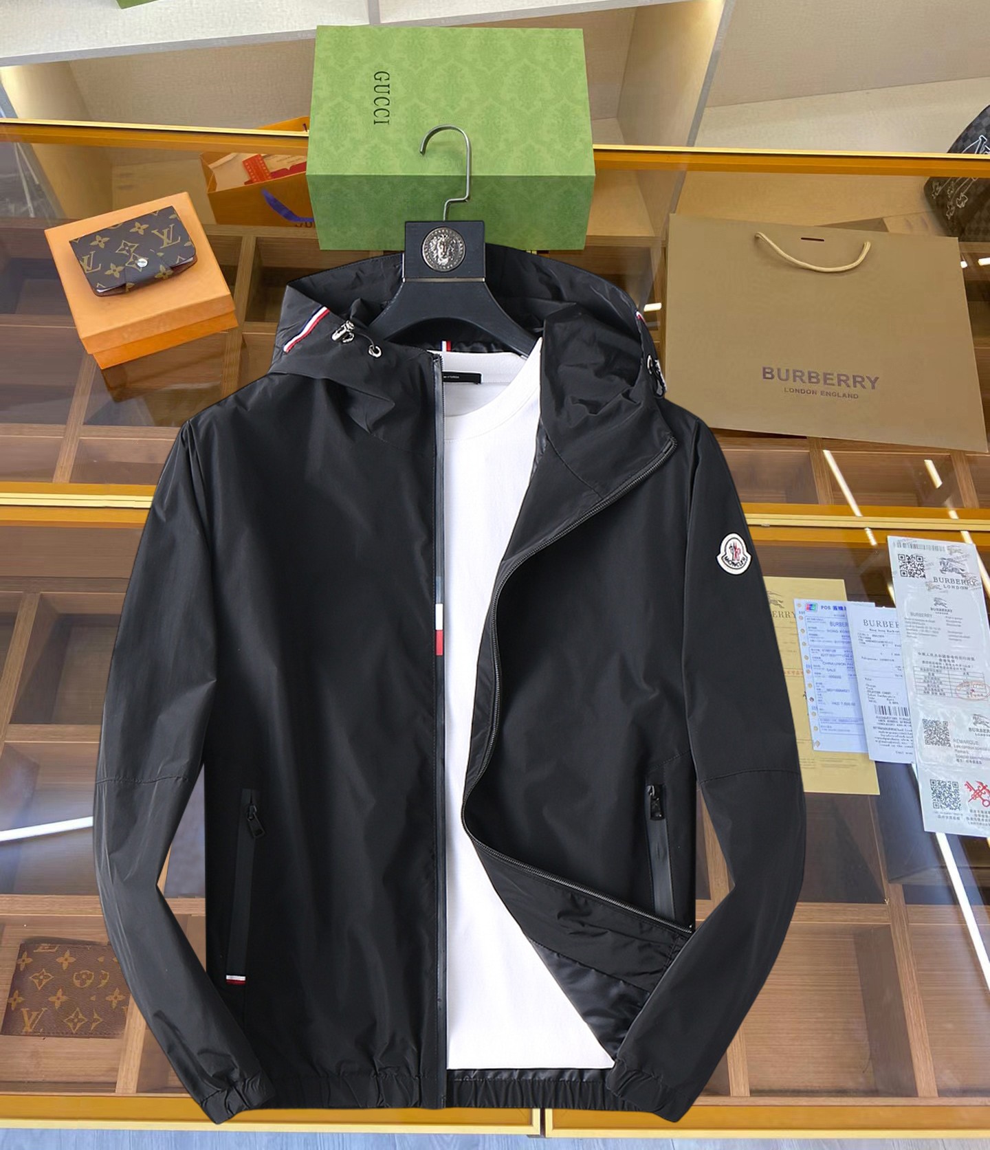 NO:629677,Mengkou The same style as the official website, complete with three labels, on sale in advance 2025ss new men's jacket for autumn, double-sided original single with three labels, high-end version. Custom-made fabrics at the counter. Highly breathable and comfortable, impeccable details, brand element design concept, reflecting high quality. Delicate and soft feel. Casual tailoring, excellent upper body shape. Size M～3XL, maximum wear 195 catties,,Moncler,jackets & coats,jackets & coats,alexander wang19860909蒙口 官网同款,三标齐全,提前发售 2025ss开秋新款男士夹克外套,双面穿原单三标齐全高端版本 专柜定制面料 透气舒适度高,细节无可挑剔,品牌元素设计理念,体现高品质.手感细腻柔软 呈现休闲裁剪,上身版型超赞 码数M～3XL,最大穿195斤,,Moncler,jackets & coats,jackets & coats,alexander wang,Men's clothing