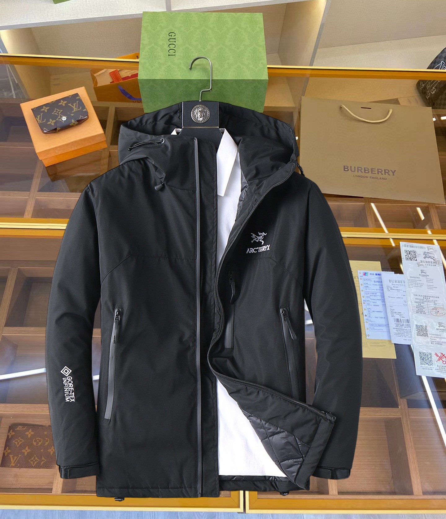 NO:629869,Arc'teryx's 2025ss winter new down jacket with all three standards, the new product on the show is in perfect condition, comfortable and warm, the color is full and attractive, the design is very outstanding, it can easily enhance the fashion sense, the workmanship is extremely sophisticated and rigorous, and the wiring is neat and meticulous!  A masterpiece from a famous designer!  The upper body does not look bloated and is super handsome!  Available size M ~ XXXL,arc'teryx,jackets & coats,down jacket,alexander wang19860909始祖鸟 三标齐全 2025ss冬季新款羽绒棉服外套,秀场新品品相非常完美,舒适保暖,色泽饱满诱人,非常出彩的设计,轻松将时髦感进阶,做工极为考究严谨,走线工整细致！大牌设计师巨作！上身不显臃肿、超级帅气！现货码数M ～ XXXL,arc'teryx,jackets & coats,down jacket,alexander wang,Men's clothing