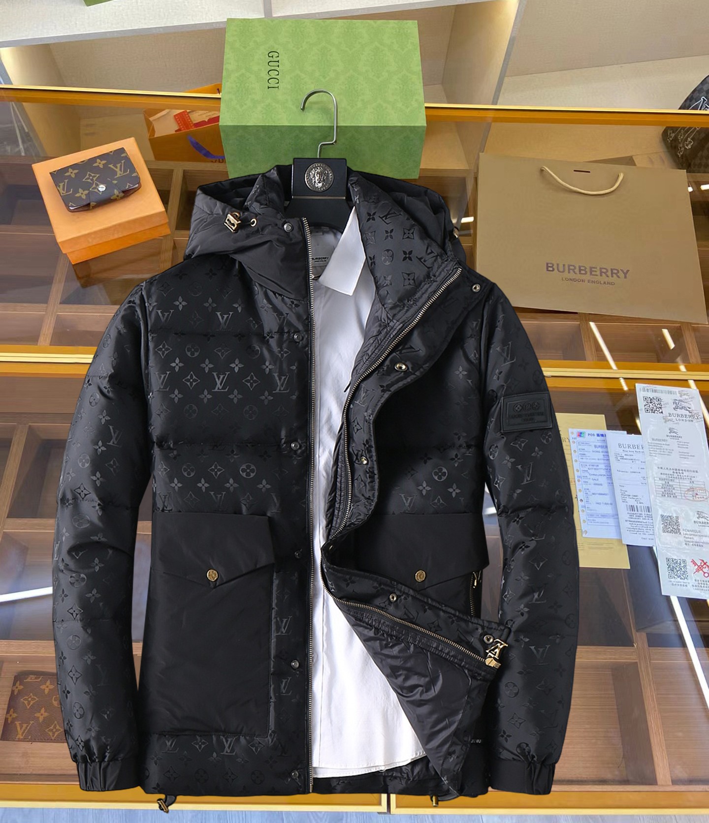 NO:629823,LV 2025 autumn and winter new down jacket. This is known as the most expensive down jacket in the world, all 90 down. With a classic logo combination, it is full of visual impact at first sight. It has better thermal insulation performance, is light and not heavy, and has good loft recovery after compression, and it can gather heat and lock in temperature!  Personalized color matching design, fresh and energetic!  There are too many versions circulating in the market. In addition to the different fabrics and workmanship, the biggest difference is that the filling is not goose down at all but feather silk or velvet, etc., and it is not easy to distinguish for those who don’t understand. In addition, the fabrics and workmanship are definitely not of the same level. In short, look for us and you will never go astray. All the exclusive full colors are purchased from genuine development. If you understand the quality of our down jackets, you can safely recommend it with your eyes closed. The three standards are complete!  Uniform series for men and women!  Size M-3XL. Maximum wear is 195 pounds.,,louis vuitton,down jacket,alexander wang19860909LV 2025秋冬新款羽绒服.这款号称羽绒服届最贵的,全部90绒的.带着经典的Logo组合搭配,第一眼看到就是满满的视觉冲击,保暖性能更出色,轻便不厚重,且压缩后的蓬松度恢复性好,聚热锁温！个性的拼色设计,清新有活力！市面流通的版本实在太多了,除了面料做工不同外,最大的区别就是填充物根本不是鹅绒而是羽丝或手感绒等等,而不懂的根本不容易区分.另外面料和做工也绝对不是一个级别,总之认准我们,让你绝对不跑偏,独家全色全部购入正版开发,懂我们家羽绒服质量的,完全可以放心闭眼推.三标齐全！男女同款系列！码数M-3XL.最大穿到195斤.,,louis vuitton,down jacket,alexander wang,Men's clothing