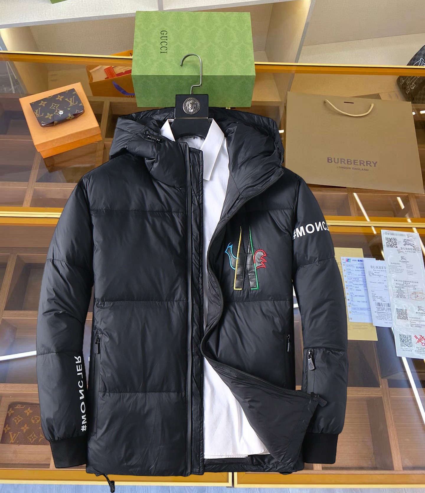 NO:629831,Mengkou's new 2025 autumn and winter down jacket. This is known as the most expensive down jacket in the world, all 90 down. With a classic logo combination, it is full of visual impact at first sight. It has better thermal insulation performance, is light and not heavy, and has good loft recovery after compression, and it can gather heat and lock in temperature!  Personalized color matching design, fresh and energetic!  There are too many versions circulating in the market. In addition to the different fabrics and workmanship, the biggest difference is that the filling is not goose down at all but feather silk or velvet, etc., and it is not easy to distinguish for those who don’t understand. In addition, the fabrics and workmanship are definitely not of the same level. In short, look for us and you will never go astray. All the exclusive full colors are purchased from genuine development. If you understand the quality of our down jackets, you can safely recommend it with your eyes closed. The three standards are complete!  Uniform series for men and women!  Size M-3XL. Maximum wear is 195 pounds.,,Moncler,down jacket,alexander wang19860909蒙口 2025秋冬新款羽绒服.这款号称羽绒服届最贵的,全部90绒的.带着经典的Logo组合搭配,第一眼看到就是满满的视觉冲击,保暖性能更出色,轻便不厚重,且压缩后的蓬松度恢复性好,聚热锁温！个性的拼色设计,清新有活力！市面流通的版本实在太多了,除了面料做工不同外,最大的区别就是填充物根本不是鹅绒而是羽丝或手感绒等等,而不懂的根本不容易区分.另外面料和做工也绝对不是一个级别,总之认准我们,让你绝对不跑偏,独家全色全部购入正版开发,懂我们家羽绒服质量的,完全可以放心闭眼推.三标齐全！男女同款系列！码数M-3XL.最大穿到195斤.,,Moncler,down jacket,alexander wang,Men's clothing
