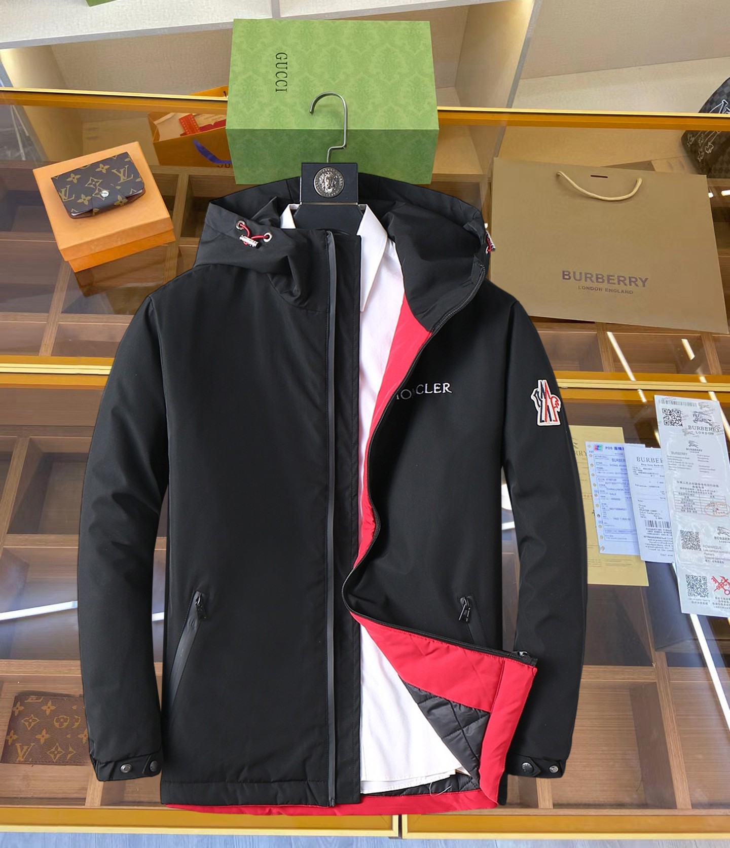 NO:629862,Mengkou, complete with three standards, 2025ss new winter down jacket, the new product in the show is in perfect condition, comfortable and warm, the color is full and attractive, the very outstanding design can easily enhance the fashion sense, the workmanship is extremely sophisticated and rigorous, and the wiring is neat and meticulous!  A masterpiece from a famous designer!  The upper body does not look bloated and is super handsome!  Available sizes M ~ XXXL,,Moncler,jackets & coats,down jacket,alexander wang19860909蒙口 三标齐全 2025ss冬季新款羽绒棉服外套,秀场新品品相非常完美,舒适保暖,色泽饱满诱人,非常出彩的设计,轻松将时髦感进阶,做工极为考究严谨,走线工整细致！大牌设计师巨作！上身不显臃肿、超级帅气！现货码数M ～ XXXL,,Moncler,jackets & coats,down jacket,alexander wang,Men's clothing