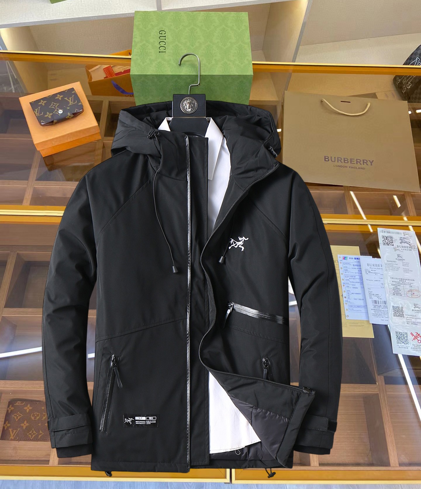 NO:629839,Arc'teryx's new 2025 autumn and winter down jacket. This is known as the most expensive down jacket in the world, all 90 down. With a classic logo combination, it is full of visual impact at first sight. It has better thermal insulation performance, is light and not heavy, and has good loft recovery after compression, and it can gather heat and lock in temperature!  Personalized color matching design, fresh and energetic!  There are too many versions circulating in the market. In addition to the different fabrics and workmanship, the biggest difference is that the filling is not goose down at all but feather silk or velvet, etc., and it is not easy to distinguish for those who don’t understand. In addition, the fabrics and workmanship are definitely not of the same level. In short, look for us and you will never go astray. All the exclusive full colors are purchased from genuine development. If you understand the quality of our down jackets, you can safely recommend it with your eyes closed. The three standards are complete!  Uniform series for men and women!  Size M-3XL. Maximum wear is 195 pounds.,arc'teryx,down jacket,alexander wang19860909始祖鸟 2025秋冬新款羽绒服.这款号称羽绒服届最贵的,全部90绒的.带着经典的Logo组合搭配,第一眼看到就是满满的视觉冲击,保暖性能更出色,轻便不厚重,且压缩后的蓬松度恢复性好,聚热锁温！个性的拼色设计,清新有活力！市面流通的版本实在太多了,除了面料做工不同外,最大的区别就是填充物根本不是鹅绒而是羽丝或手感绒等等,而不懂的根本不容易区分.另外面料和做工也绝对不是一个级别,总之认准我们,让你绝对不跑偏,独家全色全部购入正版开发,懂我们家羽绒服质量的,完全可以放心闭眼推.三标齐全！男女同款系列！码数M-3XL.最大穿到195斤.,arc'teryx,down jacket,alexander wang,Men's clothing