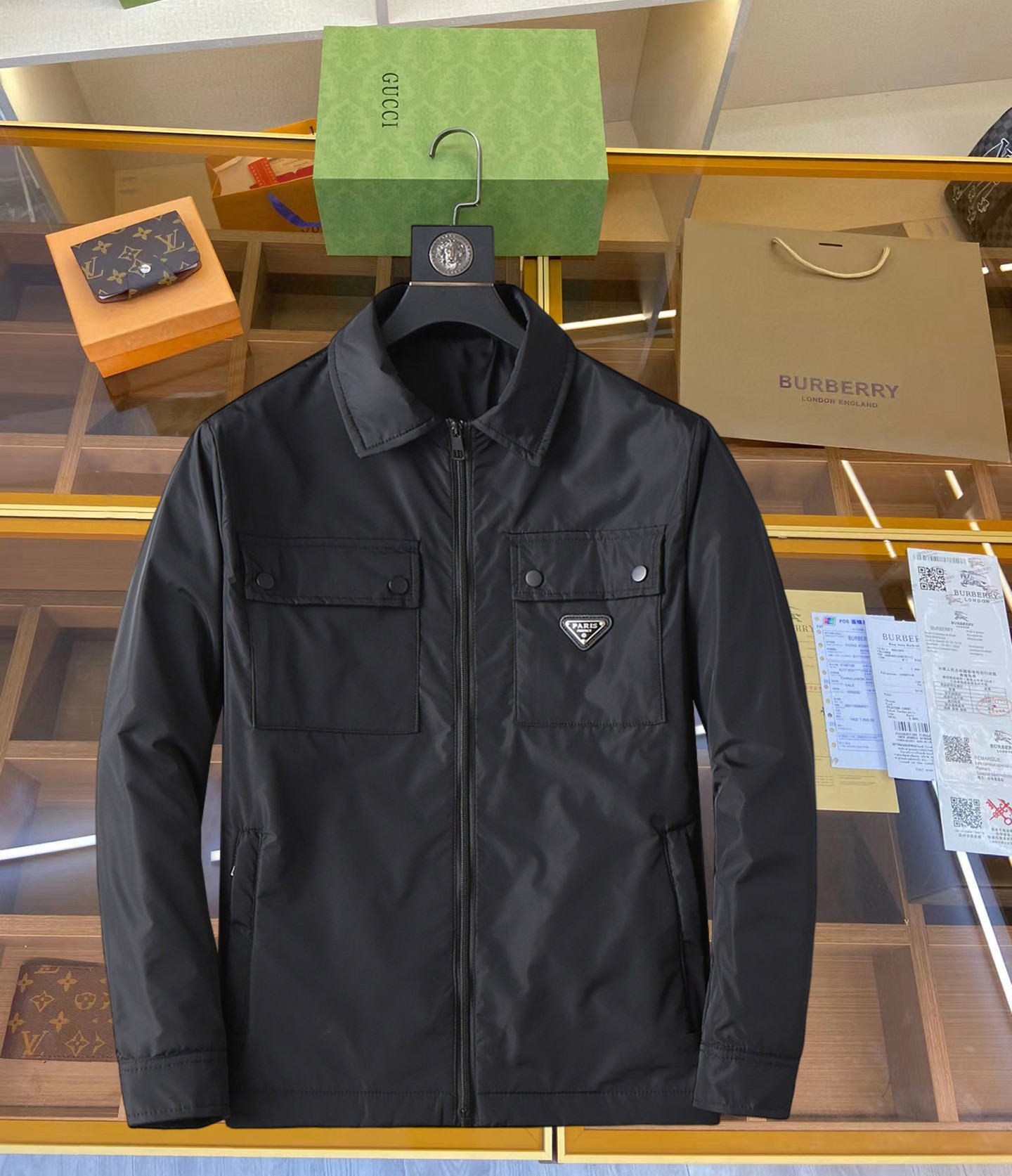NO:629782,Prada's new 2025ss winter down jacket with all three standards is in perfect condition. It's comfortable and warm, and the color is full and attractive. The design is very outstanding, and it can easily enhance the sense of fashion. The workmanship is extremely sophisticated and rigorous, and the wiring is neat and meticulous!  A masterpiece from a famous designer!  The upper body does not look bloated and is super handsome!  Available sizes M ~ XXXL,,prada,jackets & coats,down jacket,alexander wang19860909普拉达 三标齐全 2025ss冬季新款羽绒棉服外套,秀场新品品相非常完美,舒适保暖,色泽饱满诱人,非常出彩的设计,轻松将时髦感进阶,做工极为考究严谨,走线工整细致！大牌设计师巨作！上身不显臃肿、超级帅气！现货码数M ～ XXXL,,prada,jackets & coats,down jacket,alexander wang,Men's clothing