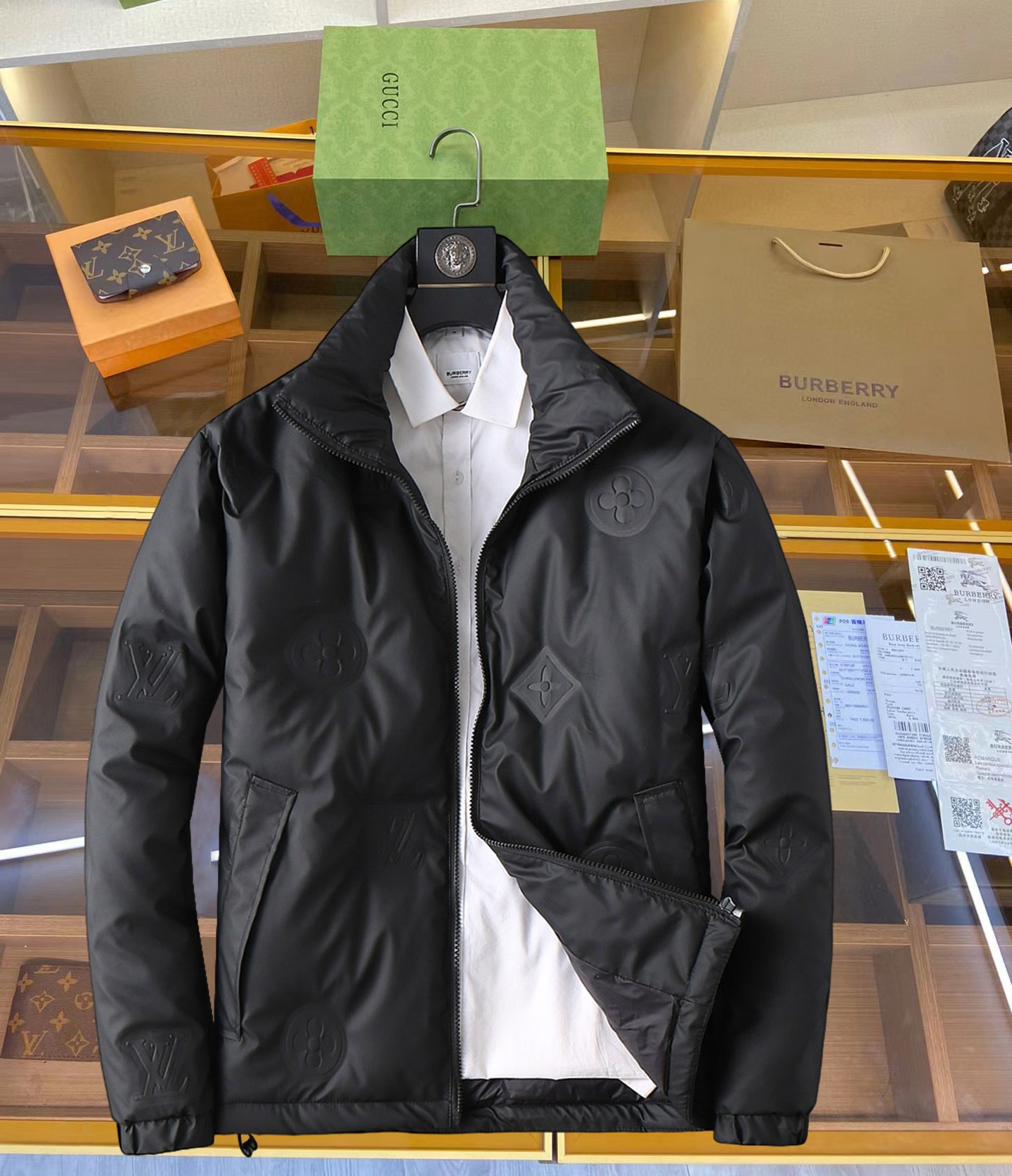 NO:629749,LV 2025 autumn and winter new down jacket. This is known as the most expensive down jacket in the world, all 90 down. With a classic logo combination, it is full of visual impact at first sight. It has better thermal insulation performance, is light and not heavy, and has good loft recovery after compression, and it can gather heat and lock in temperature!  Personalized color matching design, fresh and energetic!  There are too many versions circulating in the market. In addition to the different fabrics and workmanship, the biggest difference is that the filling is not goose down at all but feather silk or velvet, etc., and it is not easy to distinguish for those who don’t understand. In addition, the fabrics and workmanship are definitely not of the same level. In short, look for us and you will never go astray. All the exclusive full colors are purchased from genuine development. If you understand the quality of our down jackets, you can safely recommend it with your eyes closed. The three standards are complete!  Uniform series for men and women!  Size M-3XL. Maximum wear is 195 pounds.,,louis vuitton,down jacket,alexander wang19860909LV 2025秋冬新款羽绒服.这款号称羽绒服届最贵的,全部90绒的.带着经典的Logo组合搭配,第一眼看到就是满满的视觉冲击,保暖性能更出色,轻便不厚重,且压缩后的蓬松度恢复性好,聚热锁温！个性的拼色设计,清新有活力！市面流通的版本实在太多了,除了面料做工不同外,最大的区别就是填充物根本不是鹅绒而是羽丝或手感绒等等,而不懂的根本不容易区分.另外面料和做工也绝对不是一个级别,总之认准我们,让你绝对不跑偏,独家全色全部购入正版开发,懂我们家羽绒服质量的,完全可以放心闭眼推.三标齐全！男女同款系列！码数M-3XL.最大穿到195斤.,,louis vuitton,down jacket,alexander wang,Men's clothing