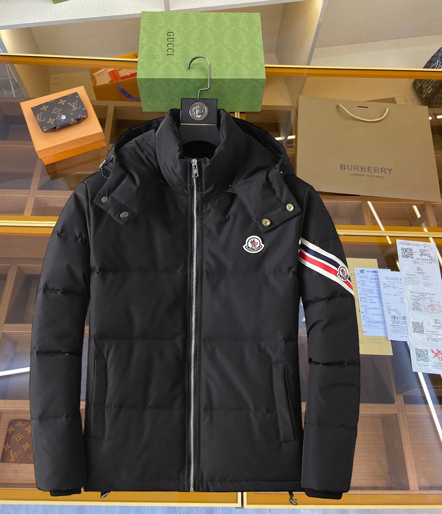 NO:629846,Mengkou's new 2025 autumn and winter down jacket. This is known as the most expensive down jacket in the world, all 90 down. With a classic logo combination, it is full of visual impact at first sight. It has better thermal insulation performance, is light and not heavy, and has good loft recovery after compression, and it can gather heat and lock in temperature!  Personalized color matching design, fresh and energetic!  There are too many versions circulating in the market. In addition to the different fabrics and workmanship, the biggest difference is that the filling is not goose down at all but feather silk or velvet, etc., and it is not easy to distinguish for those who don’t understand. In addition, the fabrics and workmanship are definitely not of the same level. In short, look for us and you will never go astray. All the exclusive full colors are purchased from genuine development. If you understand the quality of our down jackets, you can safely recommend it with your eyes closed. The three standards are complete!  Uniform series for men and women!  Size M-3XL. Maximum wear is 195 pounds.,,Moncler,down jacket,alexander wang19860909蒙口 2025秋冬新款羽绒服.这款号称羽绒服届最贵的,全部90绒的.带着经典的Logo组合搭配,第一眼看到就是满满的视觉冲击,保暖性能更出色,轻便不厚重,且压缩后的蓬松度恢复性好,聚热锁温！个性的拼色设计,清新有活力！市面流通的版本实在太多了,除了面料做工不同外,最大的区别就是填充物根本不是鹅绒而是羽丝或手感绒等等,而不懂的根本不容易区分.另外面料和做工也绝对不是一个级别,总之认准我们,让你绝对不跑偏,独家全色全部购入正版开发,懂我们家羽绒服质量的,完全可以放心闭眼推.三标齐全！男女同款系列！码数M-3XL.最大穿到195斤.,,Moncler,down jacket,alexander wang,Men's clothing