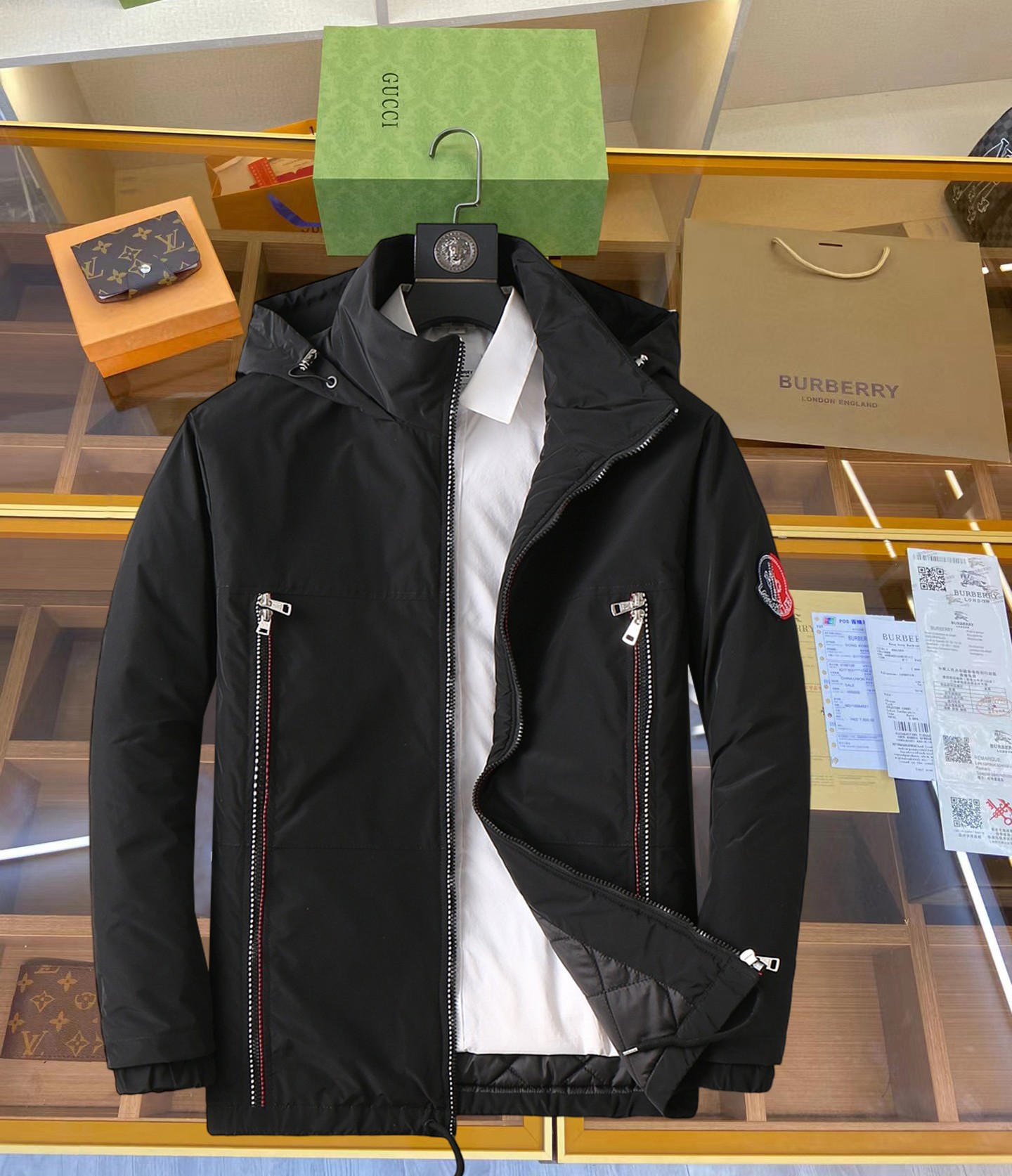 NO:629742,Mengkou, complete with three standards, 2025ss new winter down jacket, the new product in the show is in perfect condition, comfortable and warm, the color is full and attractive, the very outstanding design can easily enhance the fashion sense, the workmanship is extremely sophisticated and rigorous, and the wiring is neat and meticulous!  A masterpiece from a famous designer!  The upper body does not look bloated and is super handsome!  Available sizes M ~ XXXL,,Moncler,jackets & coats,down jacket,alexander wang19860909蒙口 三标齐全 2025ss冬季新款羽绒棉服外套,秀场新品品相非常完美,舒适保暖,色泽饱满诱人,非常出彩的设计,轻松将时髦感进阶,做工极为考究严谨,走线工整细致！大牌设计师巨作！上身不显臃肿、超级帅气！现货码数M ～ XXXL,,Moncler,jackets & coats,down jacket,alexander wang,Men's clothing