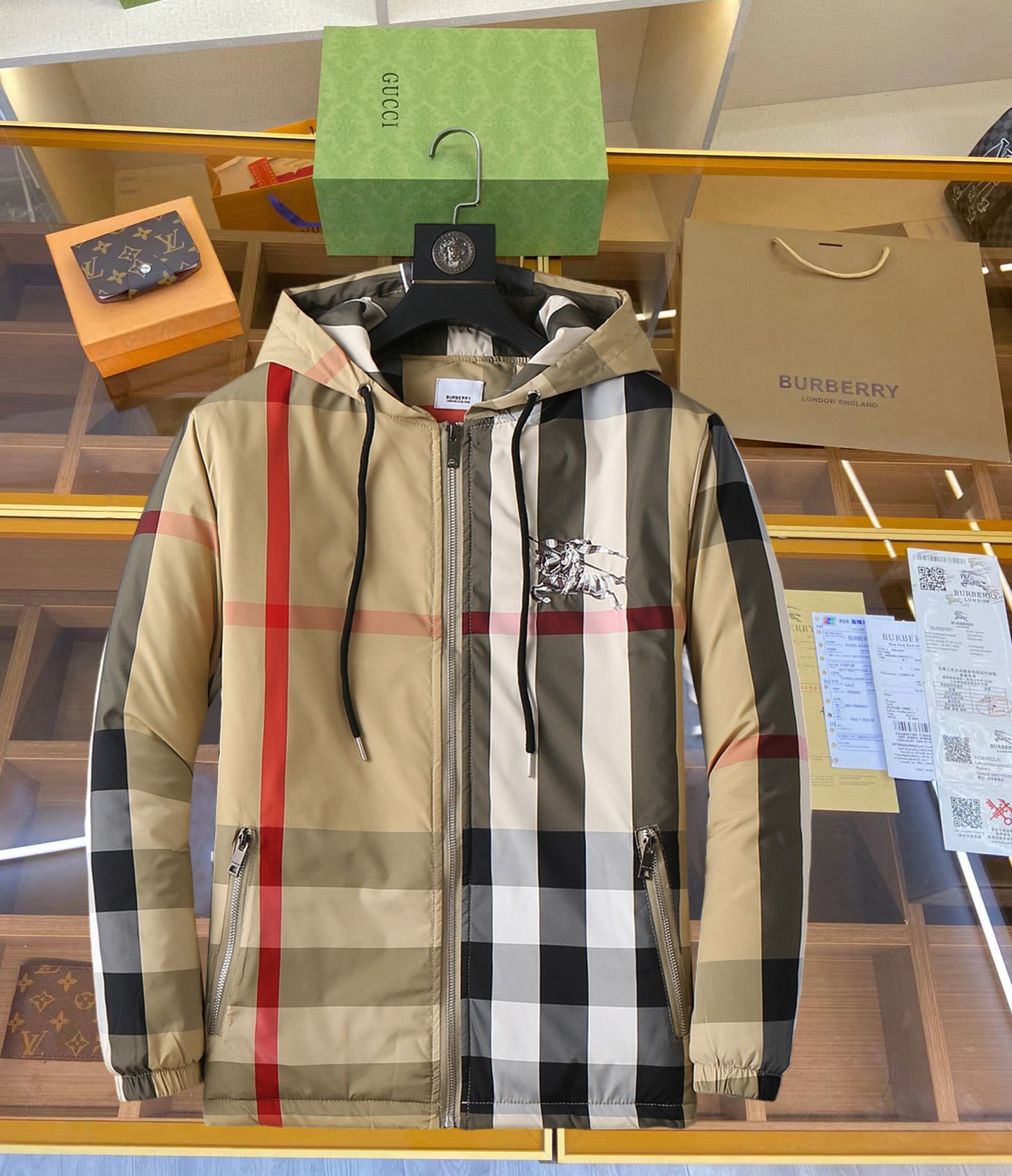 NO:629802,Burberry's new 2025ss winter down jacket with all three standards, the new product on the show is in perfect condition, comfortable and warm, the color is full and attractive, the design is very outstanding, it can easily enhance the fashion sense, the workmanship is extremely sophisticated and rigorous, and the wiring is neat and meticulous!  A masterpiece from a famous designer!  The upper body does not look bloated and is super handsome!  Available sizes M ~ XXXL,,burberry,jackets & coats,down jacket,alexander wang19860909巴宝莉 三标齐全 2025ss冬季新款羽绒棉服外套,秀场新品品相非常完美,舒适保暖,色泽饱满诱人,非常出彩的设计,轻松将时髦感进阶,做工极为考究严谨,走线工整细致！大牌设计师巨作！上身不显臃肿、超级帅气！现货码数M ～ XXXL,,burberry,jackets & coats,down jacket,alexander wang,Men's clothing